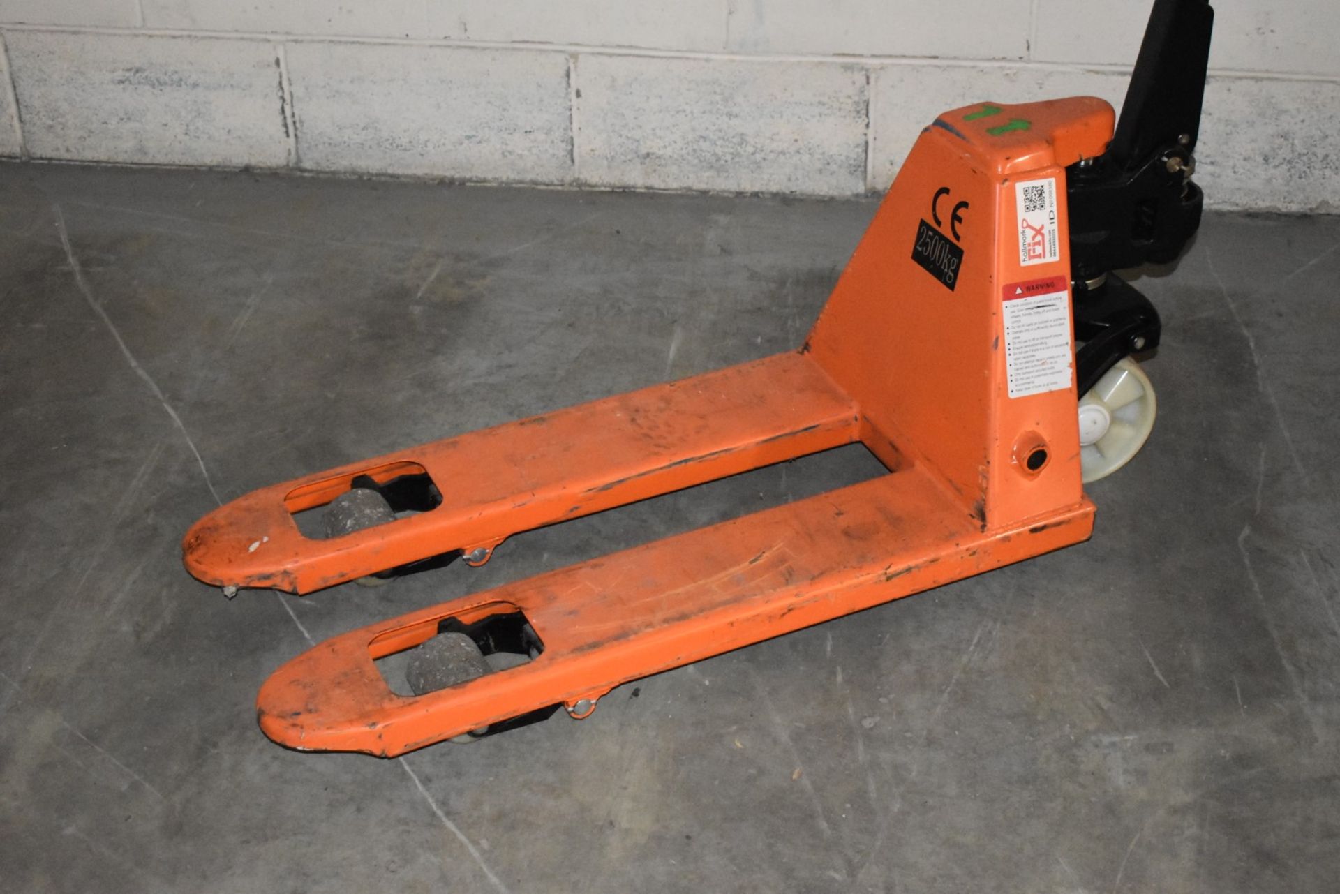 1 x Record Hand Pump Truck With 2500kg Capacity - Fork Length 80 x Width 45 cms - Ref VM157 - - Image 2 of 6