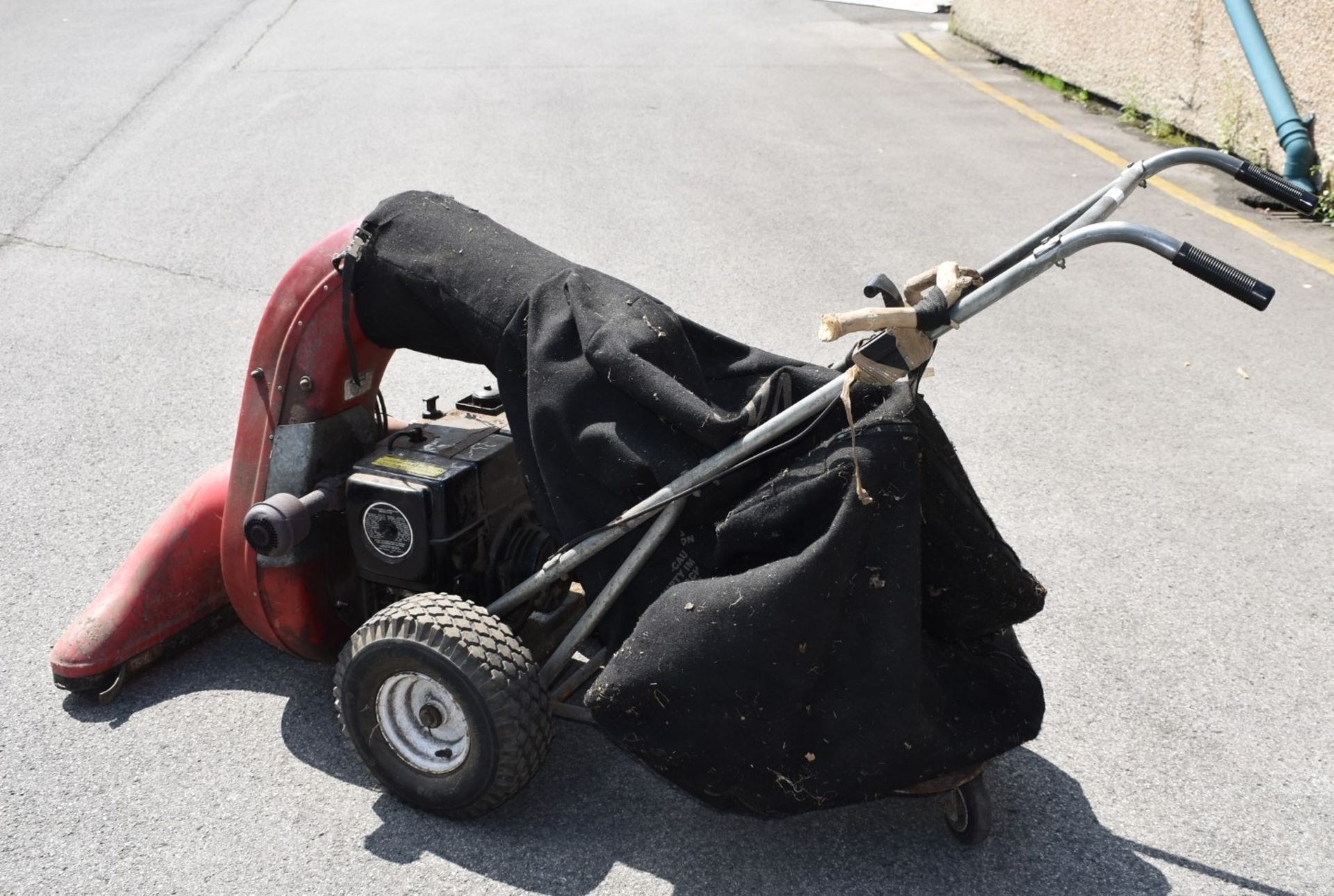 1 x Wetrok Spin Pak Outdoor Gardening Vacuum Sweeper - Ref VM103 B2 - CL409 - Location: Wakefield - Image 2 of 6