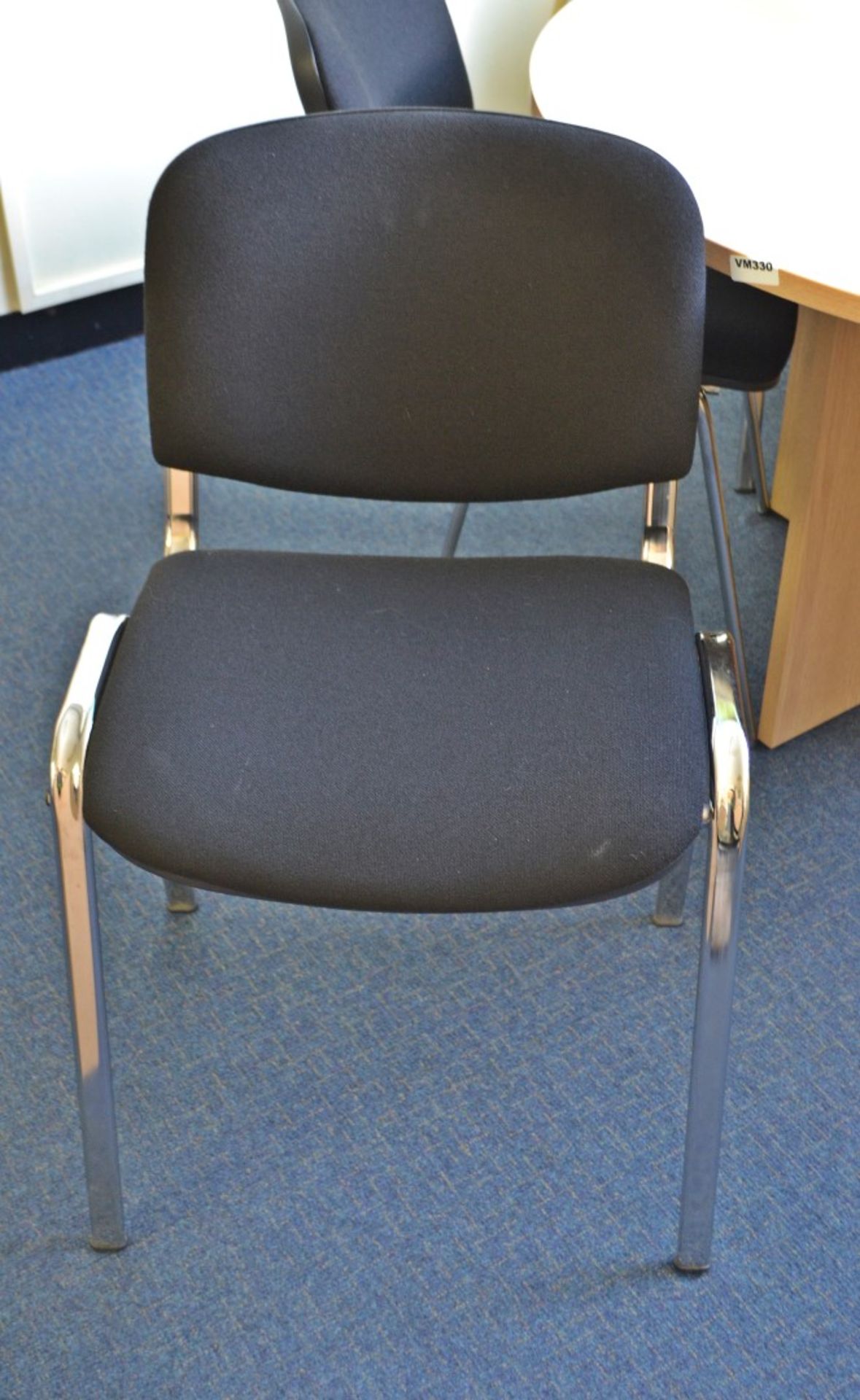 1 x Round Office Meeting Table With 4 Black Chairs - Ref: VM330 - CL409 - Location: Wakefield WF16 - Bild 2 aus 2