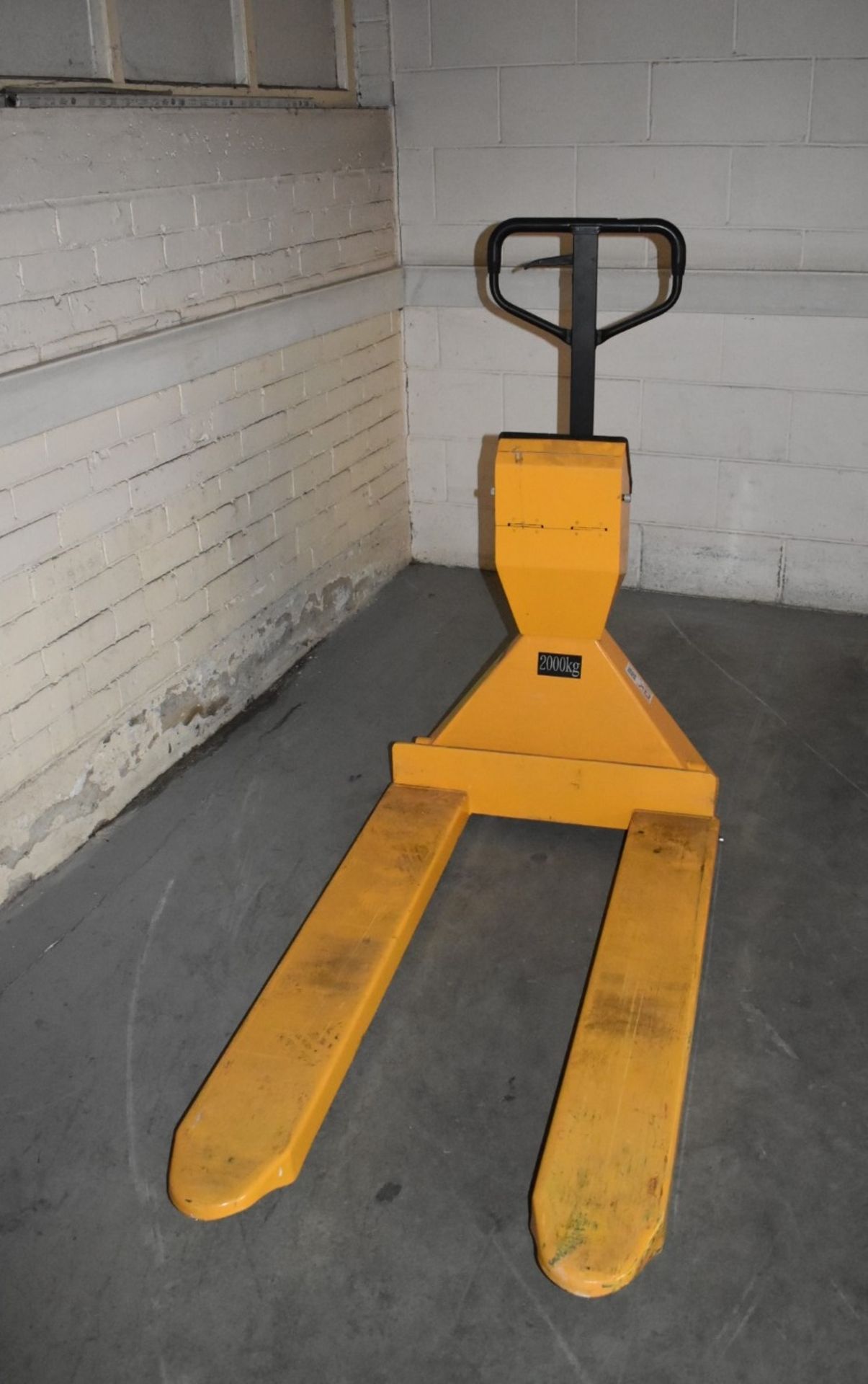 1 x Hand Pump Truck With 2000kg Electirc Capacity Lift - Fork Length 113 x Width 70 cms - Ref - Image 6 of 8
