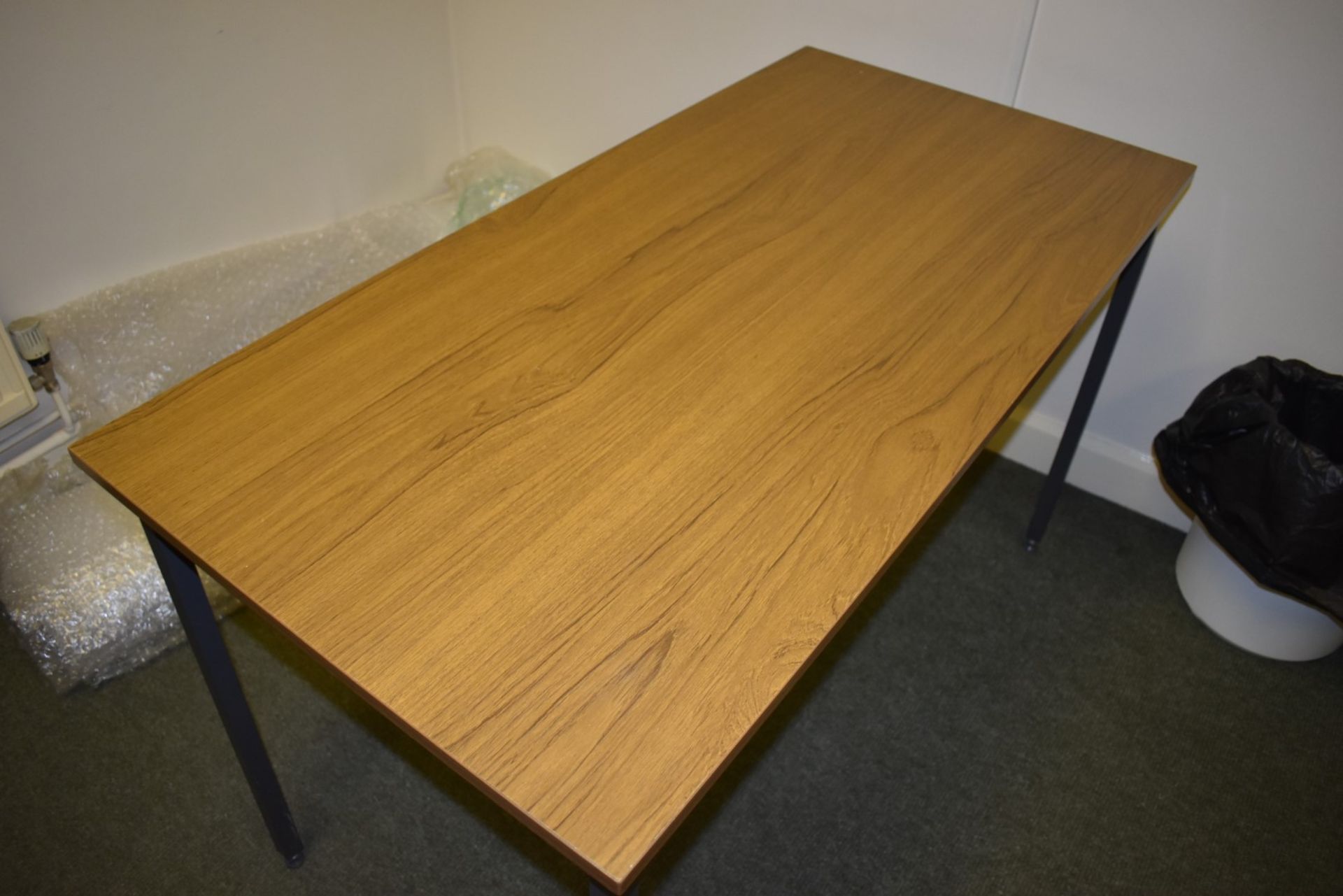 1 x Assorted Collection of Office Furniture to Include Office Desk, Table, Coat Hanger, Waste Bin - Image 7 of 9