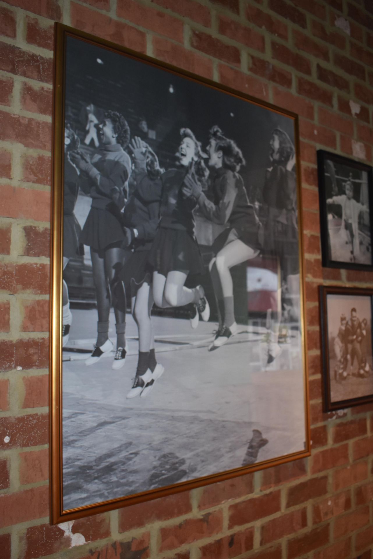 1 x Framed Picture Depicting Cheerleaders Celebrating - Size 107 x 85 cms - From Italian American - Image 3 of 3