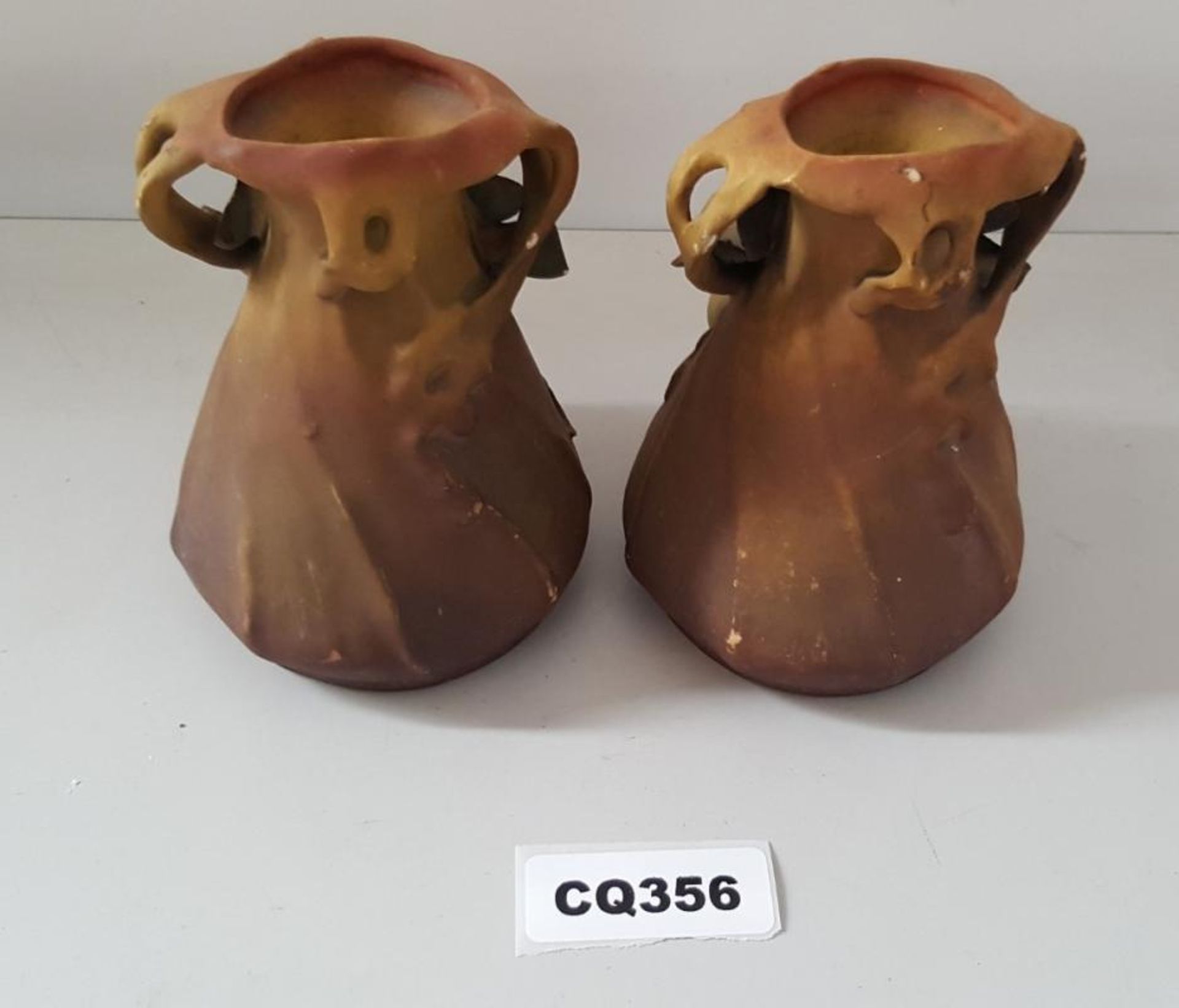 1 x A Pair Of Small Vases With Grape Design - Ref CQ356 E - Dimensions: H11/L9CM - CL334 - Location - Image 2 of 3