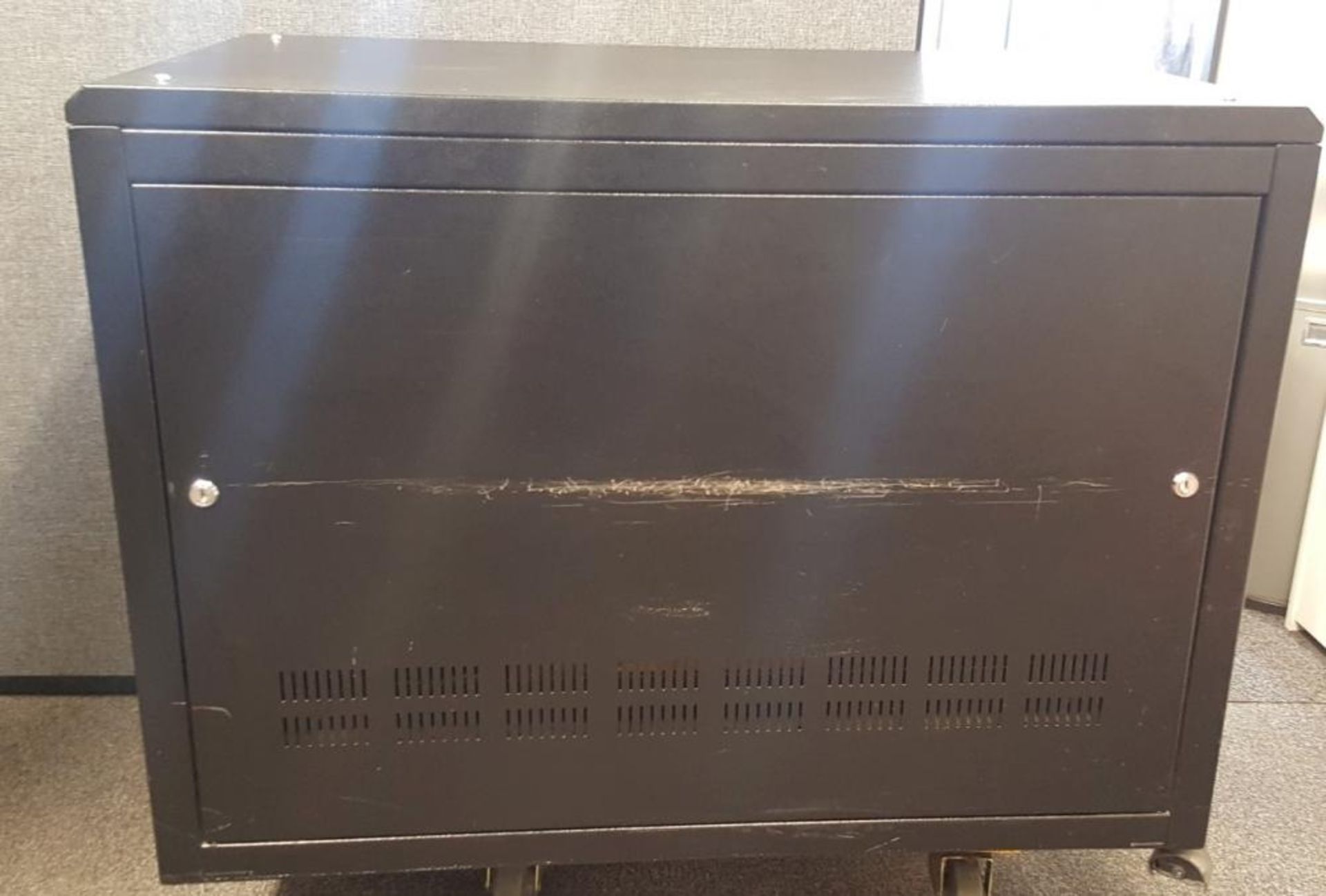 1 x Free Standing Server Cabinet (H72/L100/W60) - Ref CQ213 - CL375 - Location: Altrincham WA14 &lt; - Bild 2 aus 7