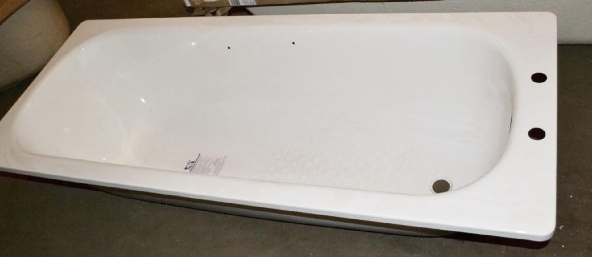 1 x Steel Bath With White Enamel Coating - Features 2 Tap Holes - Includes Box Of Fittings - New / U - Image 4 of 4