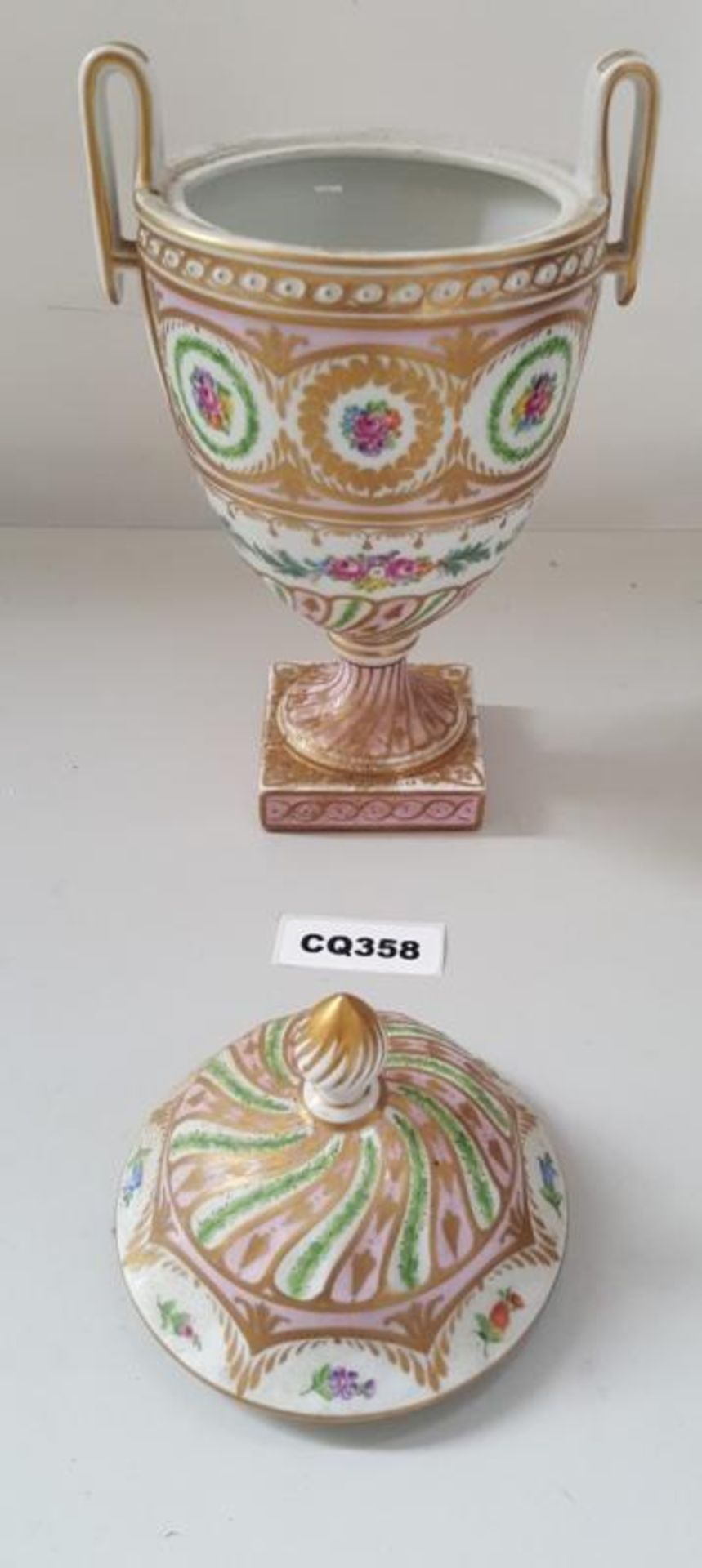 1 x ANTIQUE DRESDEN PORCELAIN TWIN HANDLE VASE IN GOLD AND WHITE - Ref CQ358 E - CL334 - Location: A - Image 3 of 3