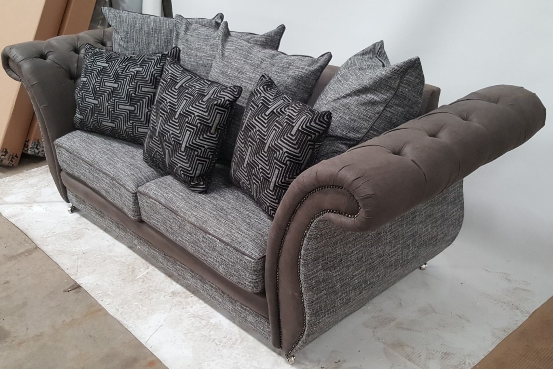 1 x Stylish Bespoke Two Tone Triple Seater Sofa - Ref BY196 - Image 4 of 7