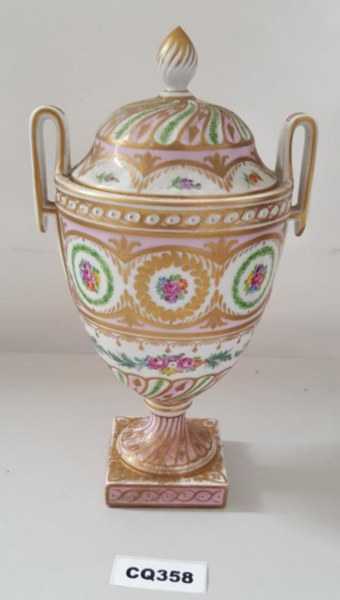 1 x ANTIQUE DRESDEN PORCELAIN TWIN HANDLE VASE IN GOLD AND WHITE - Ref CQ358 E - CL334 - Location: A