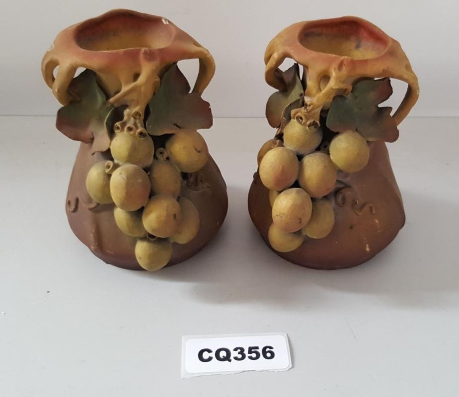1 x A Pair Of Small Vases With Grape Design - Ref CQ356 E - Dimensions: H11/L9CM - CL334 - Location - Image 3 of 3