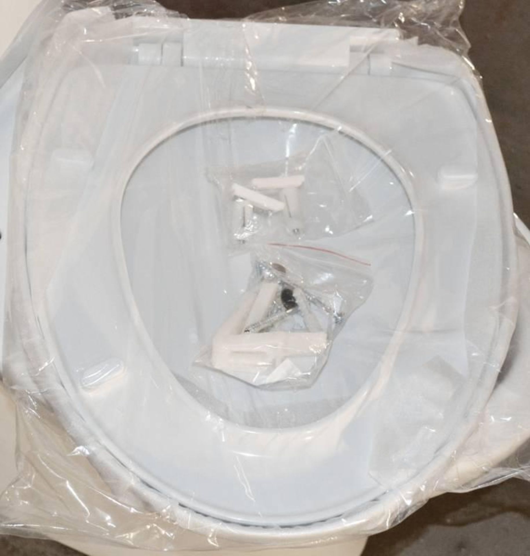 1 x Close Coupled Toilet Pan With Soft Close Toilet Seat And Cistern (Inc. Fittings) - Brand New Box - Image 10 of 11