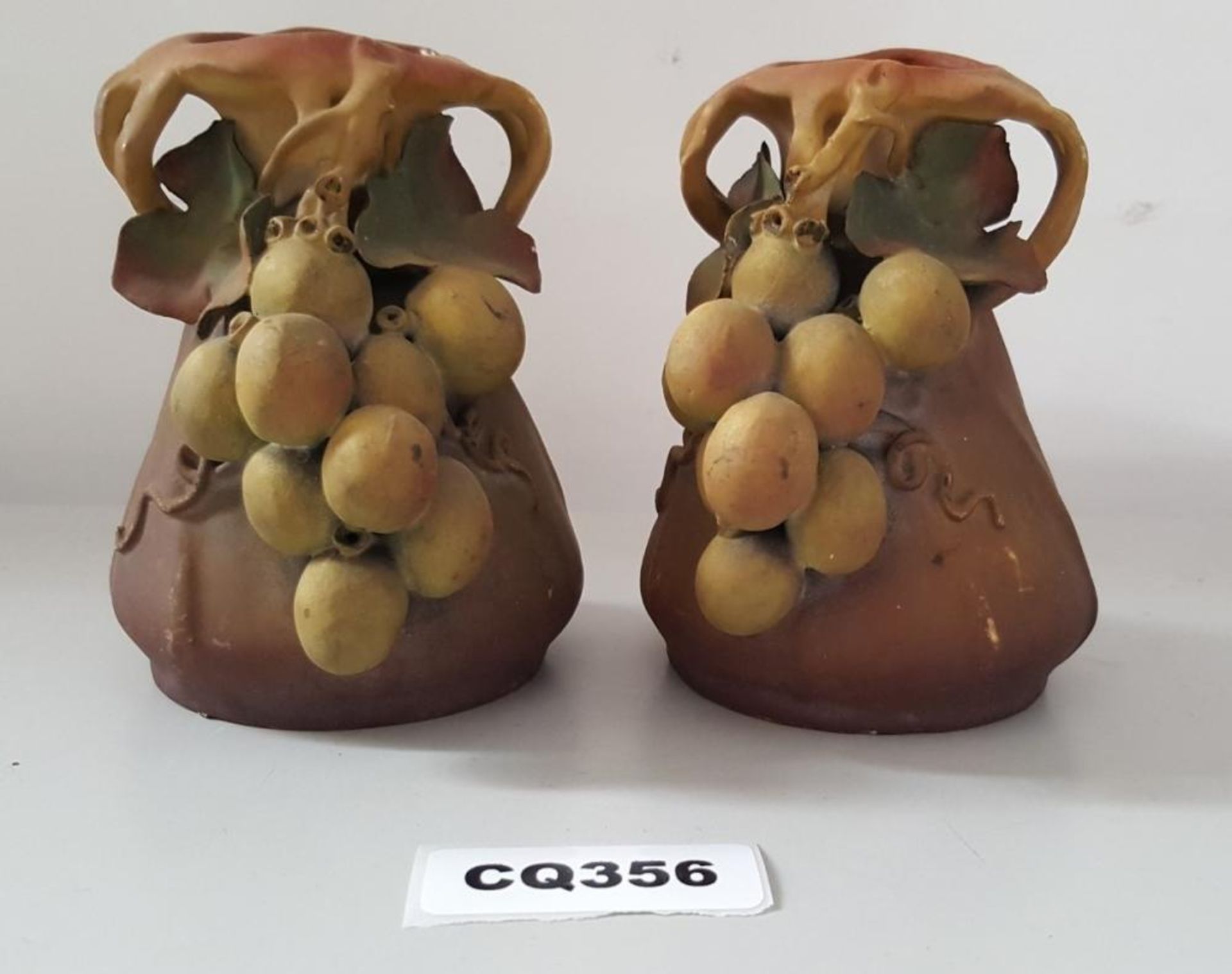 1 x A Pair Of Small Vases With Grape Design - Ref CQ356 E - Dimensions: H11/L9CM - CL334 - Location