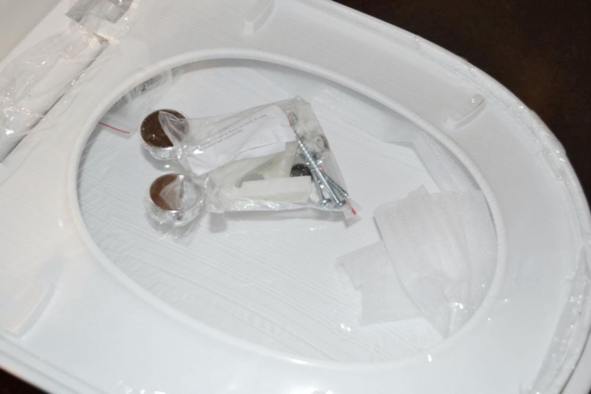 1 x Close Coupled Toilet Pan With Soft Close Toilet Seat And Cistern (Inc. Fittings) - Brand New Box - Image 3 of 10