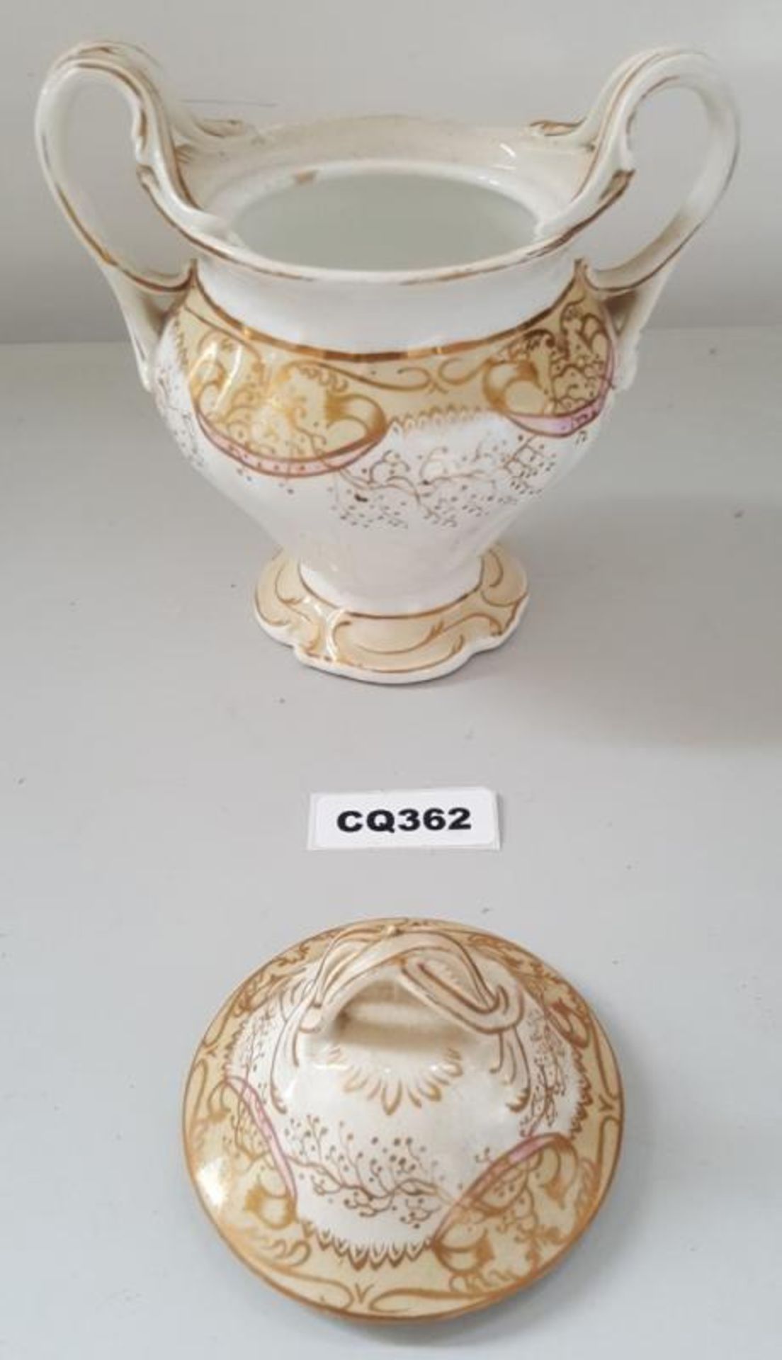 1 x Porcelain Urn White&Gold Twin Handle With Lid - Ref CQ362 E - Dimensions: H18/L13 cm - CL334 - L - Image 3 of 3