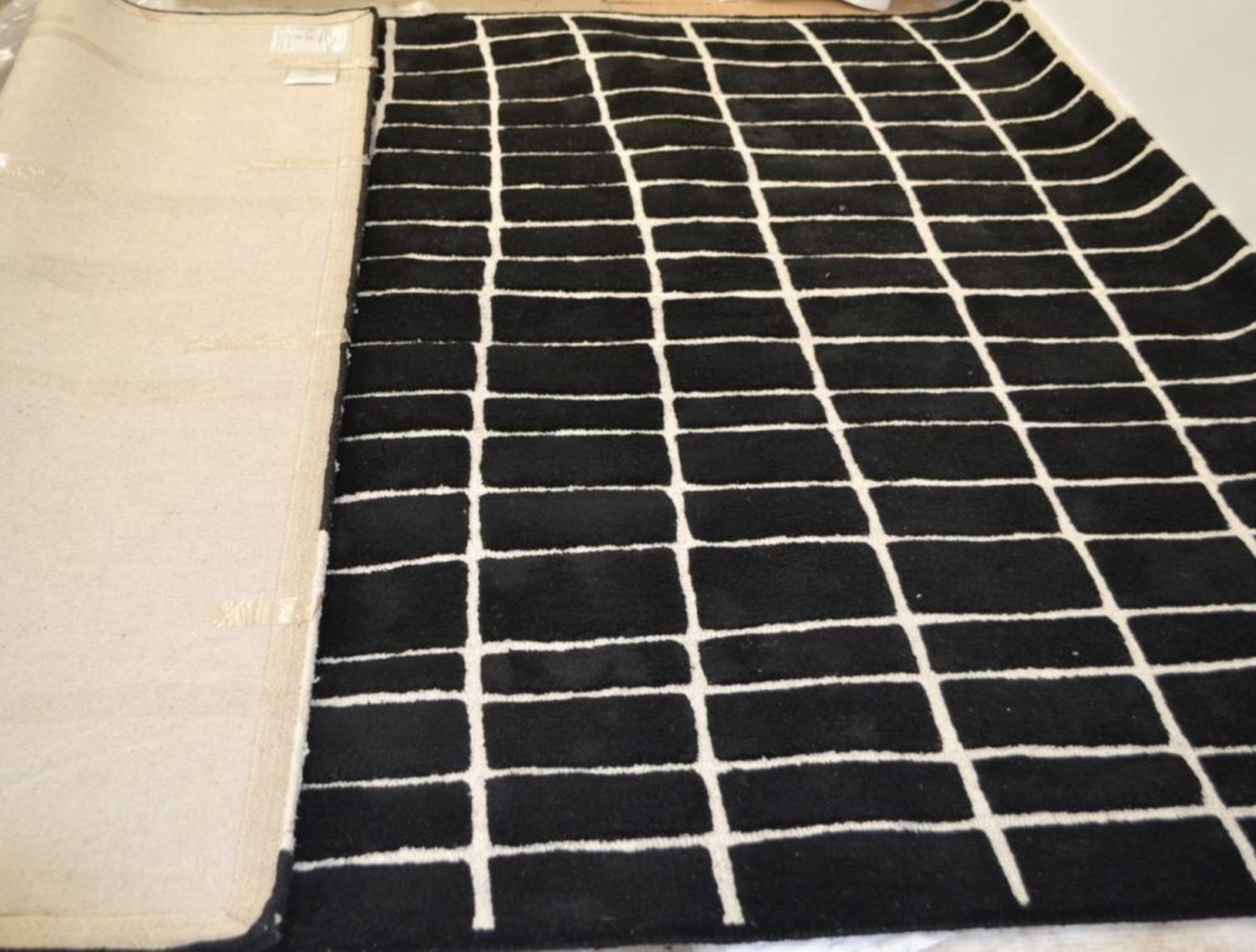 1 x LIGNE ROSET 'Quadric' 100% Wool Rug In Black Designed By René Barba - 260 x 300cm - Ref: 5688589 - Image 4 of 6