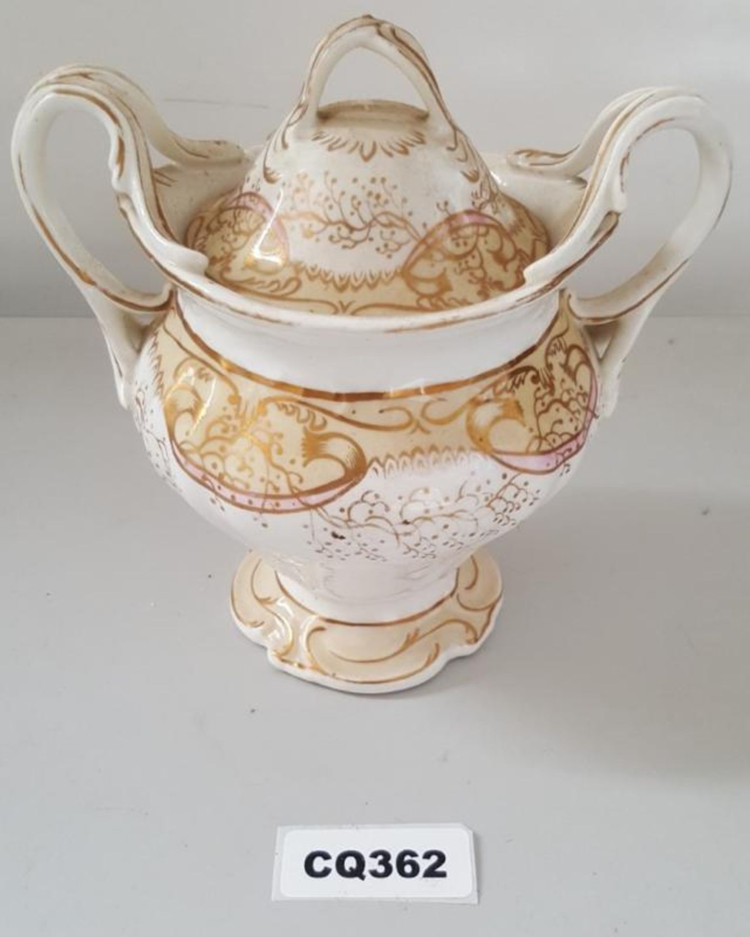 1 x Porcelain Urn White&Gold Twin Handle With Lid - Ref CQ362 E - Dimensions: H18/L13 cm - CL334 - L