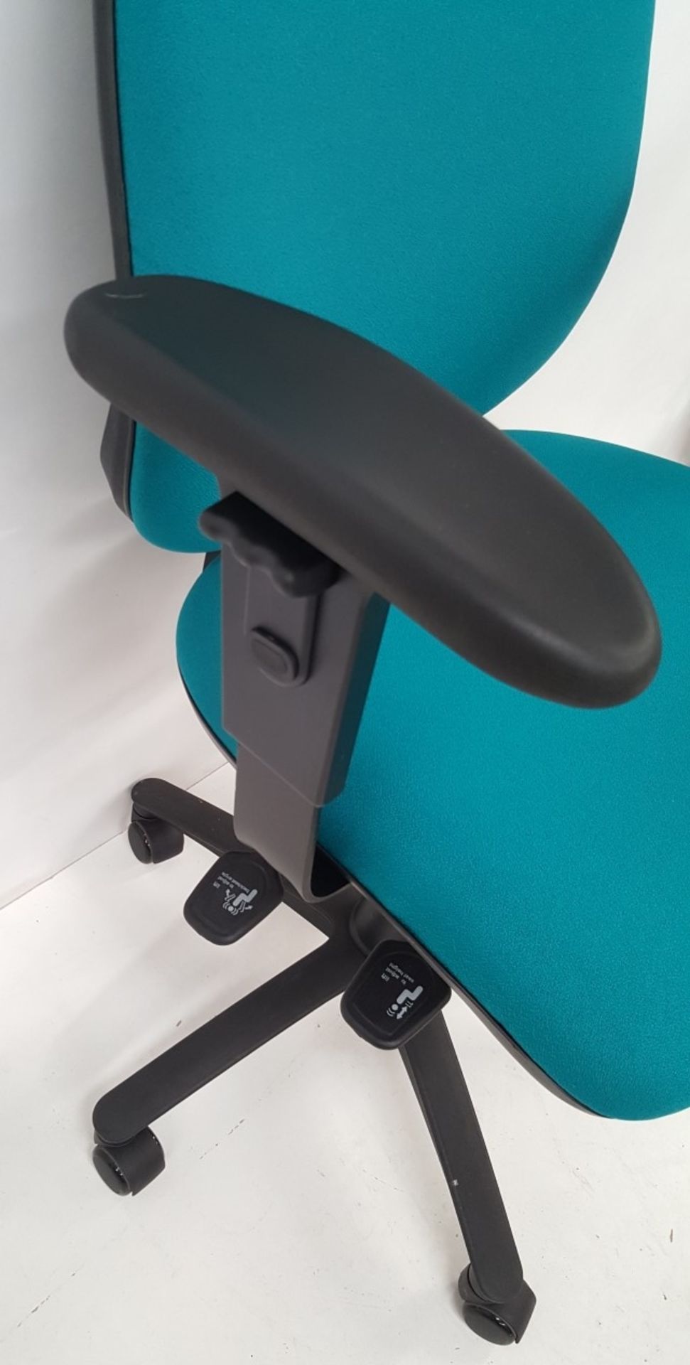 4 x Turquoise Blue Double Lever Office Chairs - Ref CBU44 - Image 2 of 7