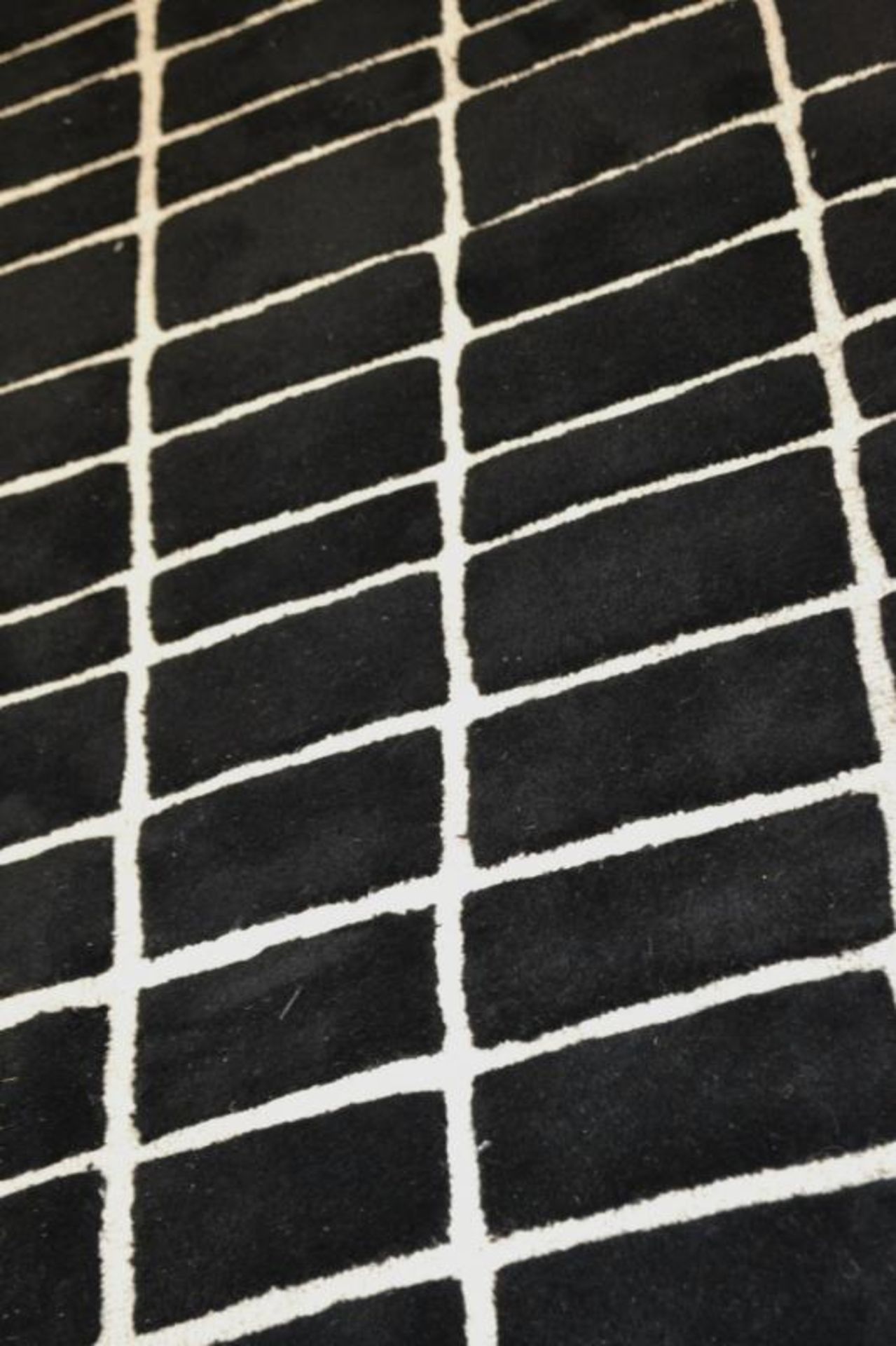 1 x LIGNE ROSET 'Quadric' 100% Wool Rug In Black Designed By René Barba - 260 x 300cm - Ref: 5688589 - Image 6 of 6