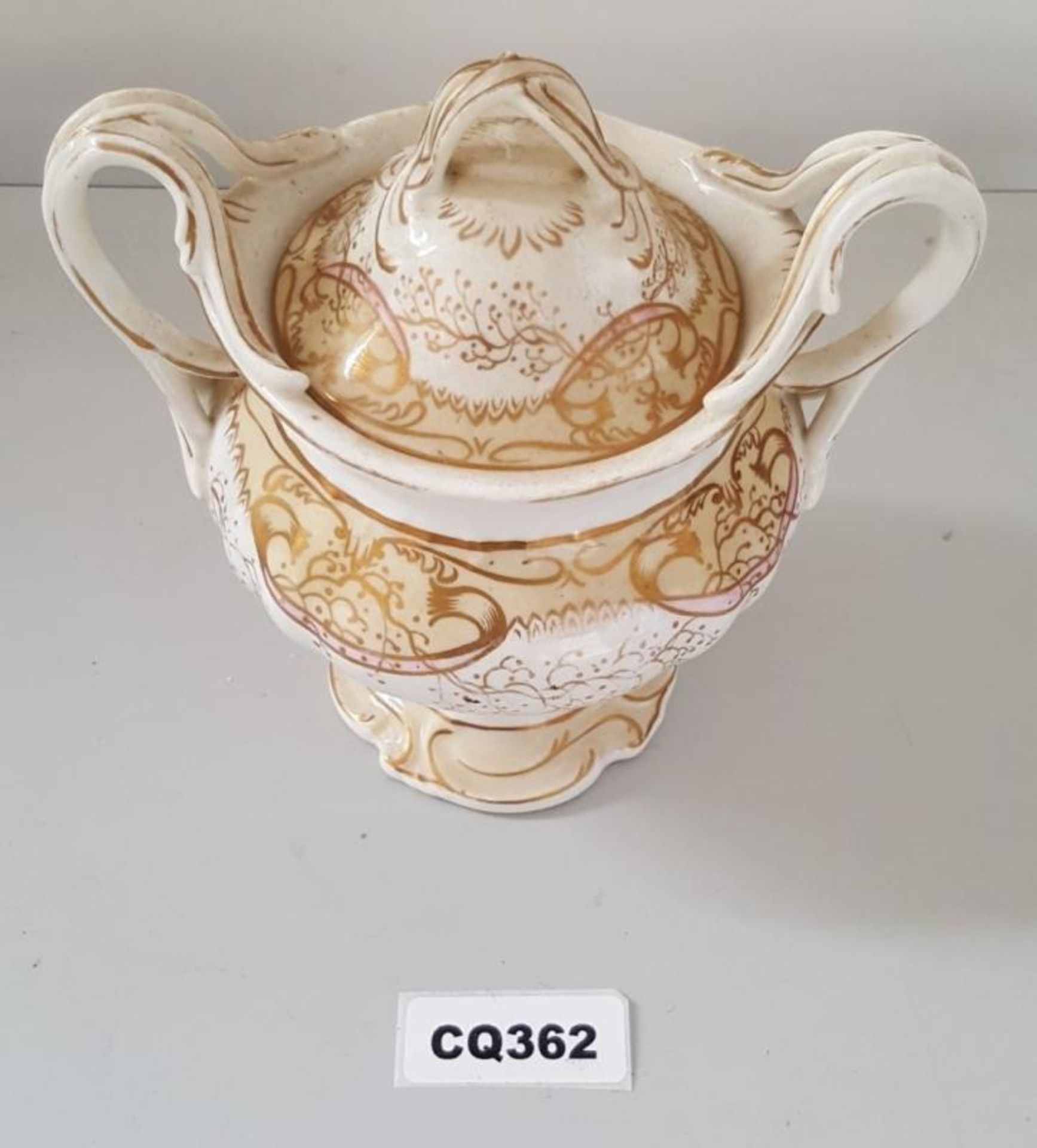 1 x Porcelain Urn White&Gold Twin Handle With Lid - Ref CQ362 E - Dimensions: H18/L13 cm - CL334 - L - Image 2 of 3