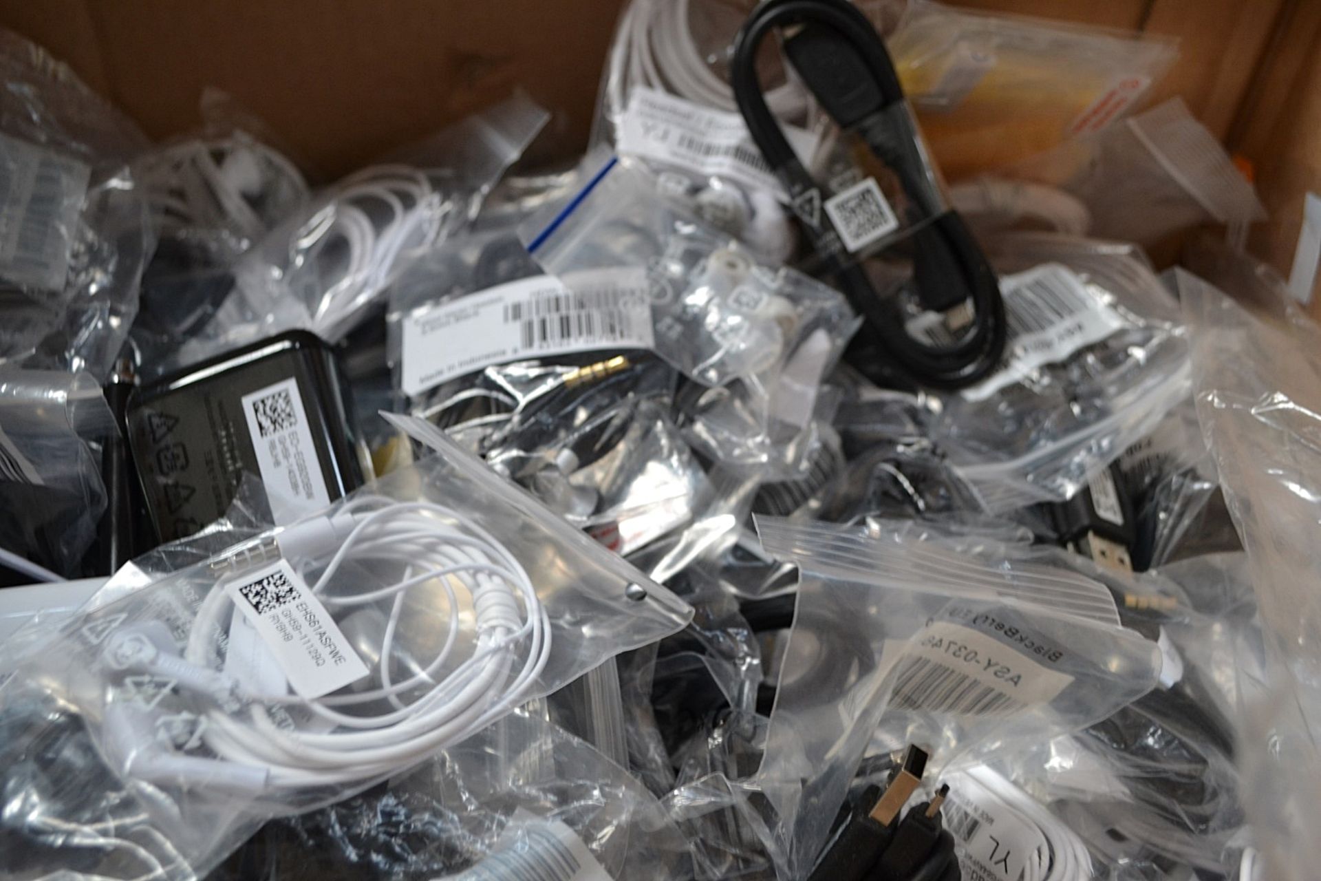 Approximately 50 Pairs Of Samsung Earphones - Ref: LD362 - CL409 - Altrincham WA14 - Image 3 of 7