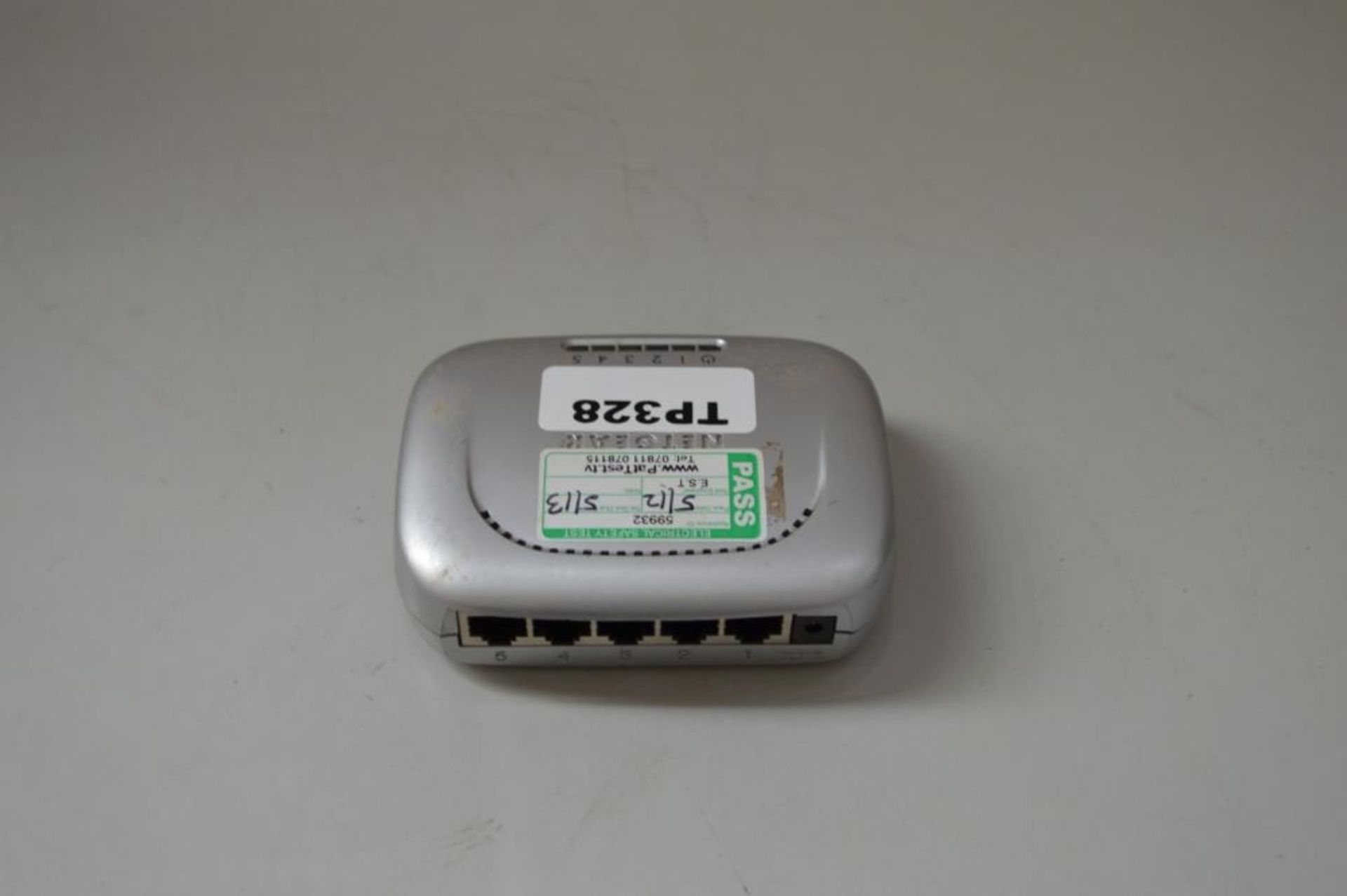 1 x Netgear Switch FS605 - Ref TP328 - CL394 - Location: Altrincham WA14 - HKPal4 As per our - Image 3 of 3