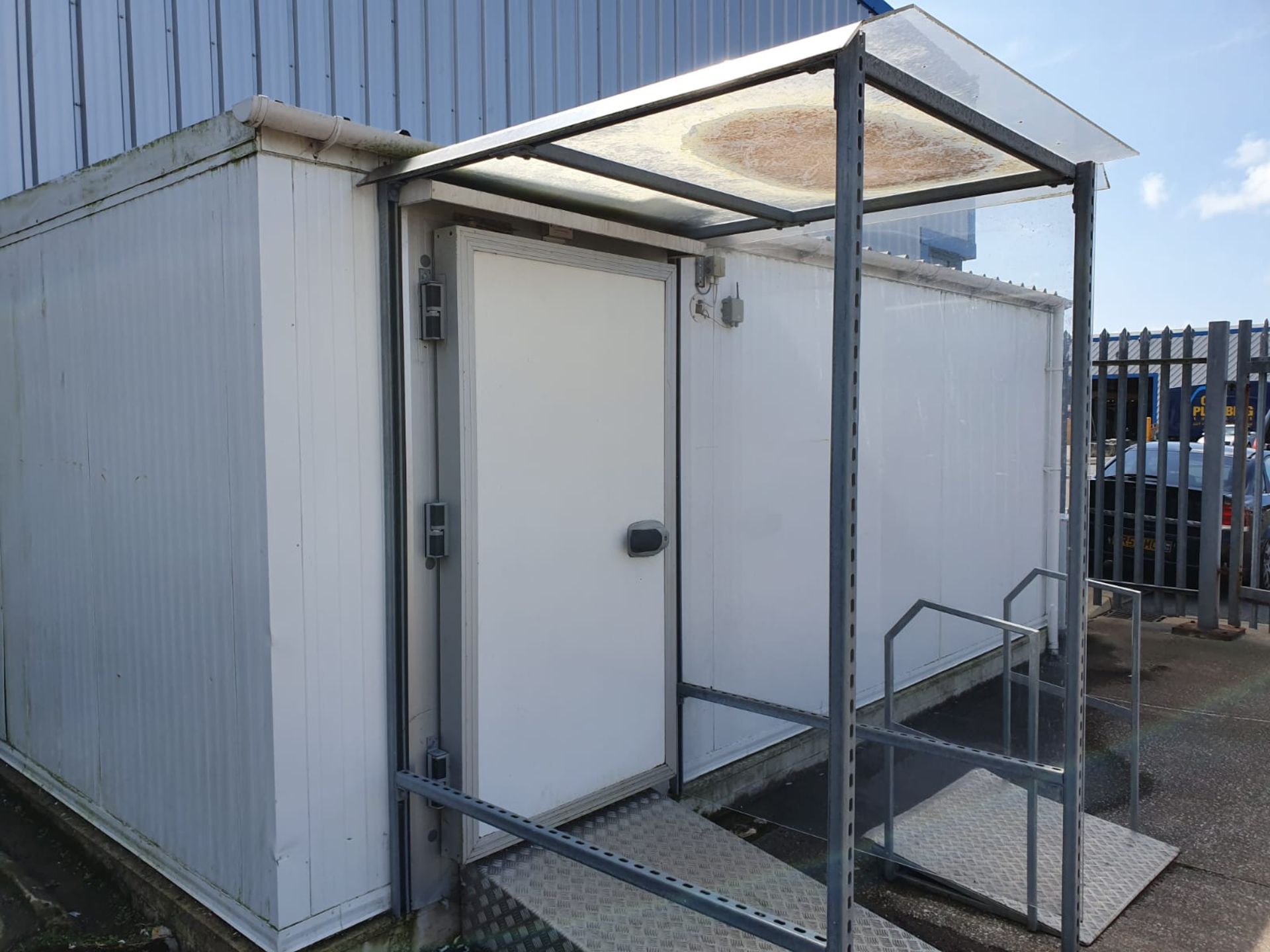 1 x External Refrigerated Cold Room Unit - Features Entrance Ramp With Overhead Canopy, Internal - Image 9 of 11