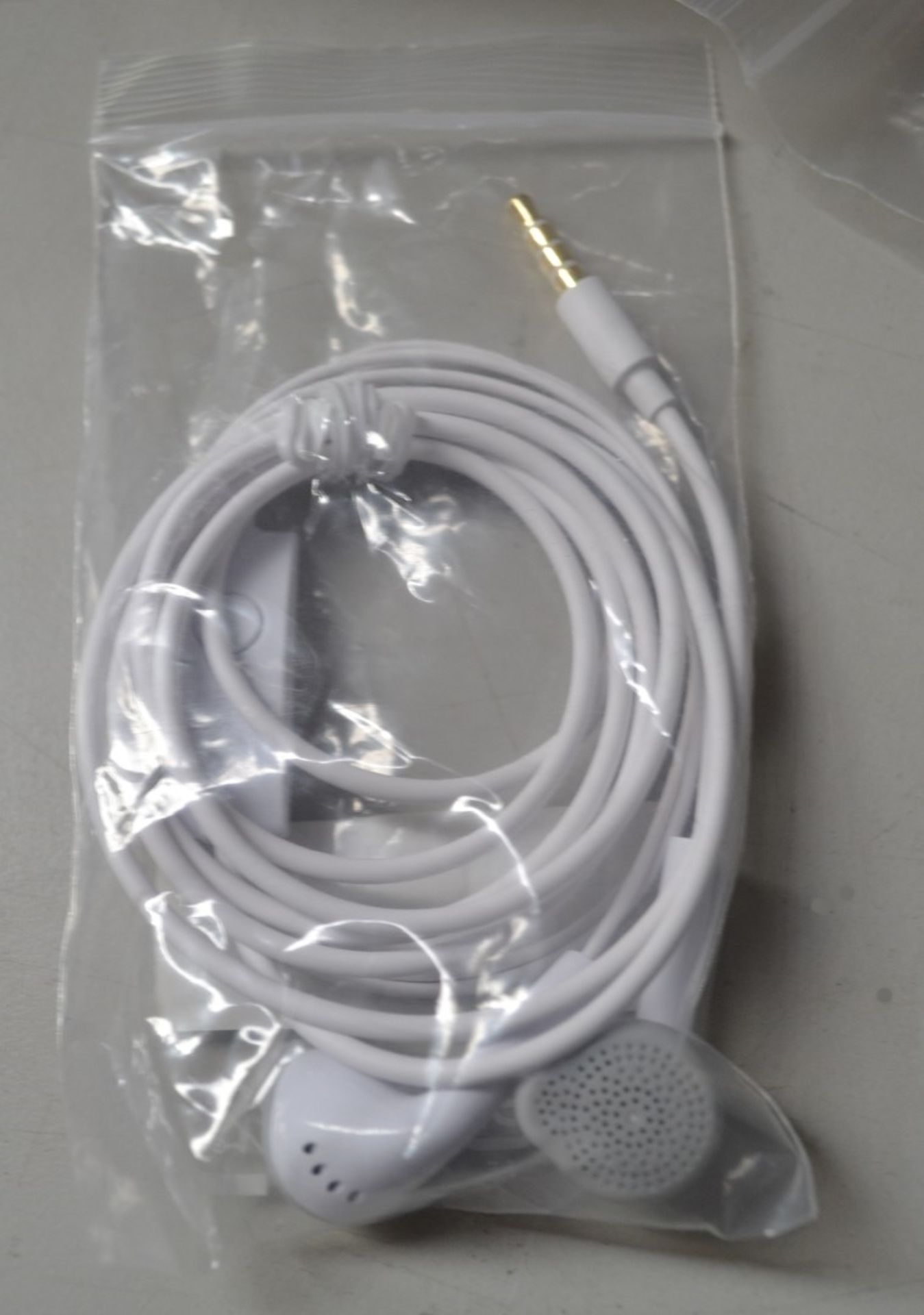 Approximately 50 Pairs Of Samsung Earphones - Ref: LD362 - CL409 - Altrincham WA14 - Image 7 of 7