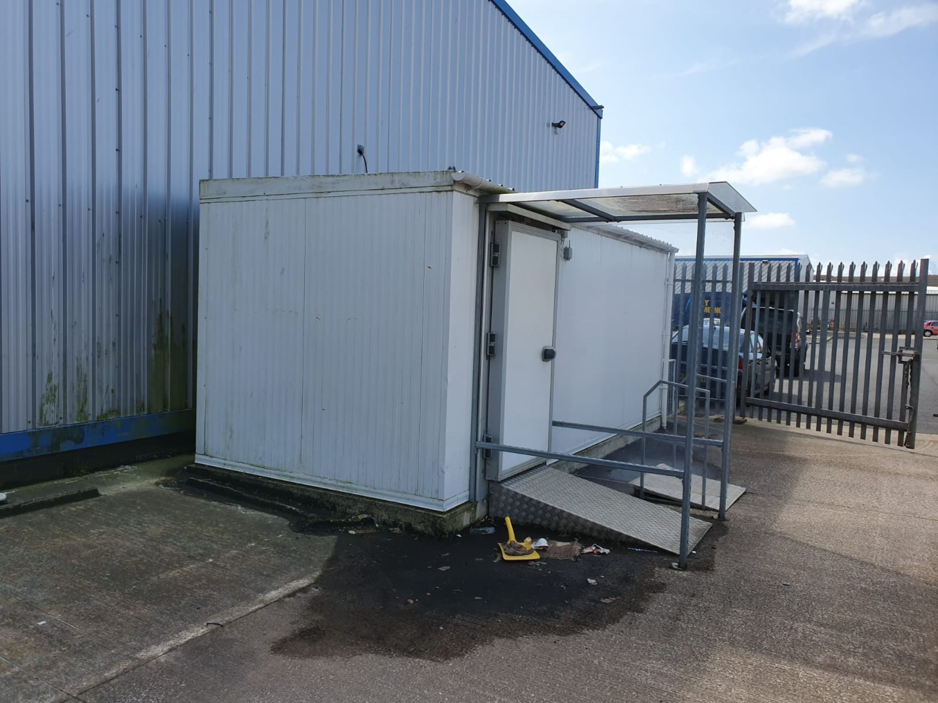1 x External Refrigerated Cold Room Unit - Features Entrance Ramp With Overhead Canopy, Internal - Image 10 of 11