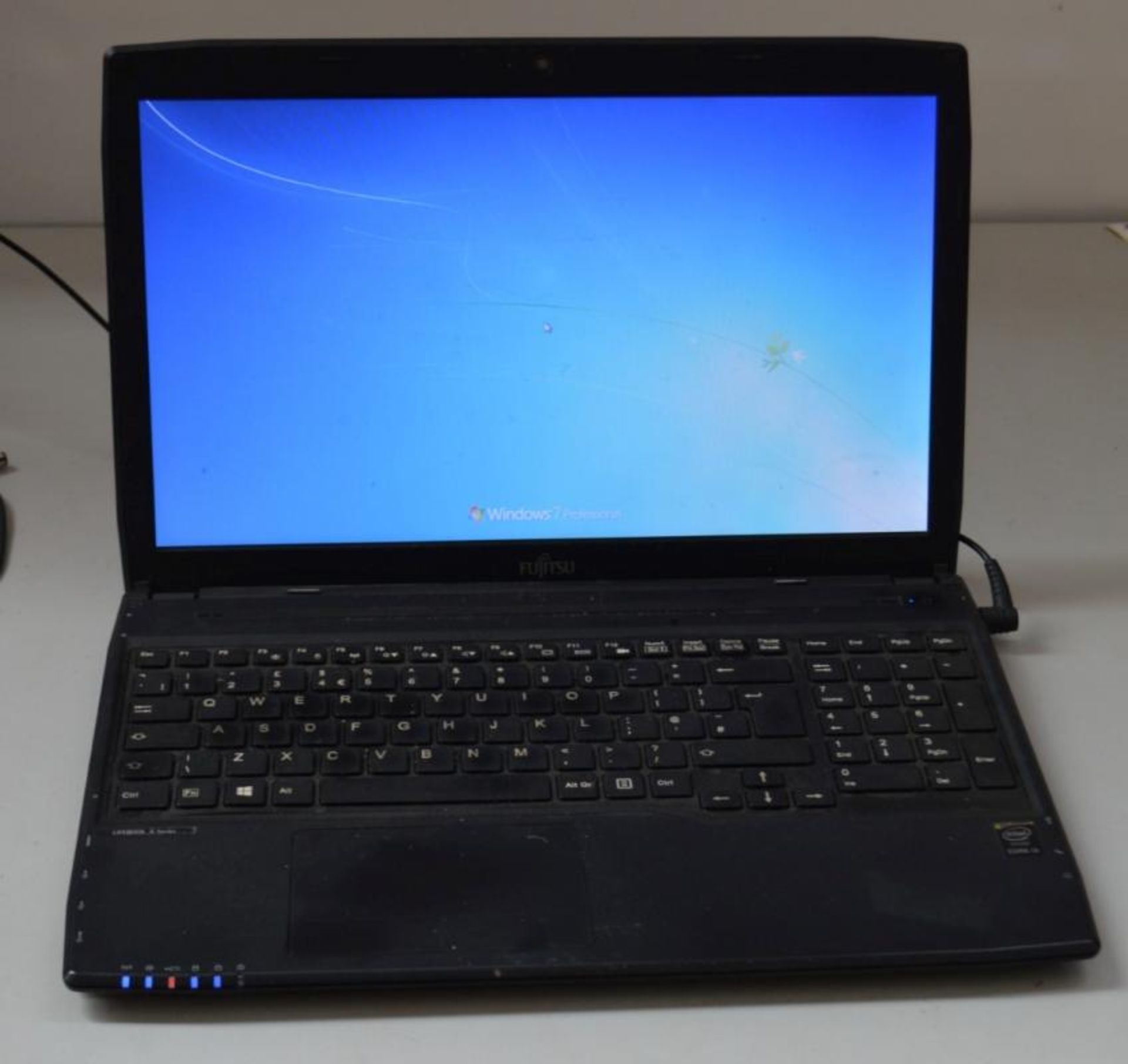 1 x Fujitsu LIFEBOOK A514 15.6-Inch Laptop Computer Intel Core i3 1.7 GHz, 4 GB RAM - Hard Drive N