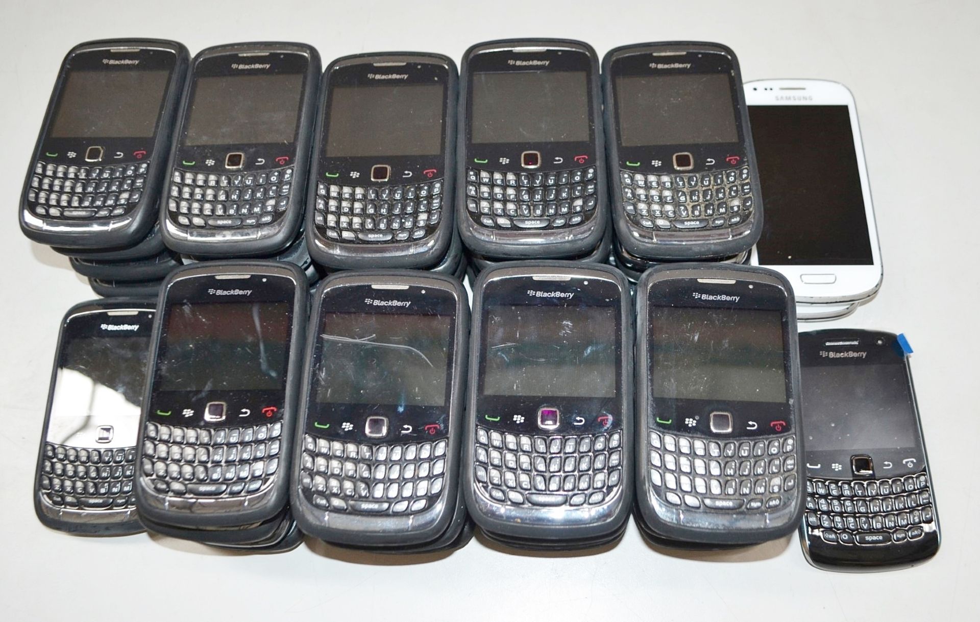 39 x Sim Free Blackberry and Samsung Phones - Ref: LD368 - CL409 - Altrincham WA14