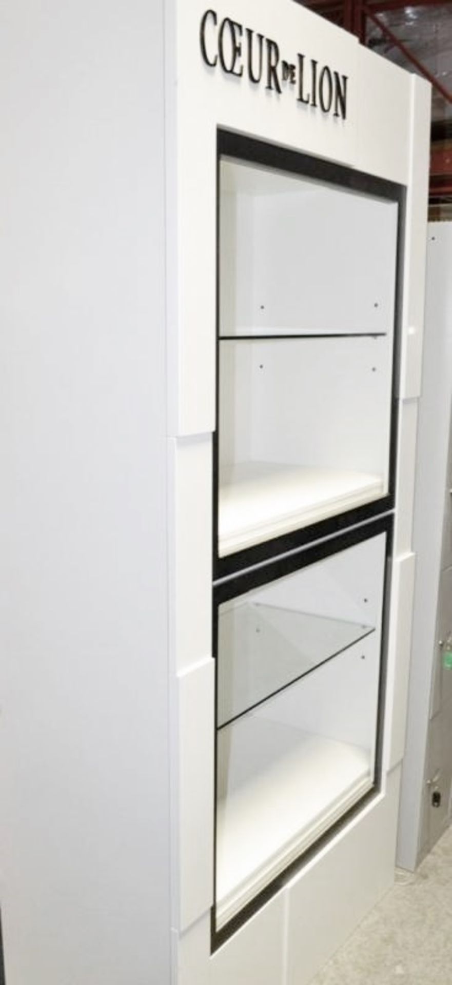 1 x "Coeur De Leon" Branded Tall Retail Shop Display In Ice White With 2 Glass Shelves - Ex-Display - Image 2 of 7