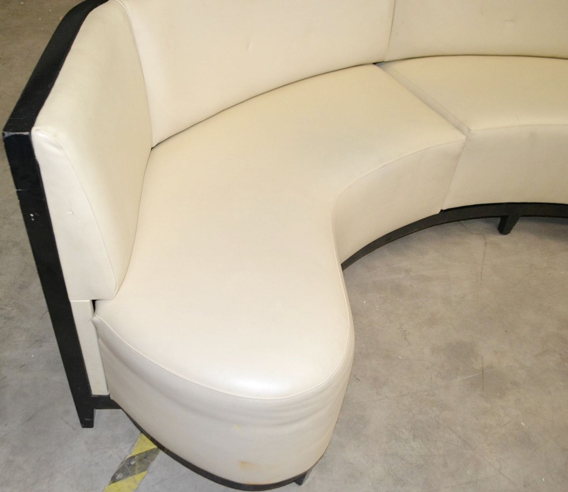 5 x Assorted Sections Of Curved Commercial Seating Upholstered In A Cream Faux Leather - Image 13 of 23