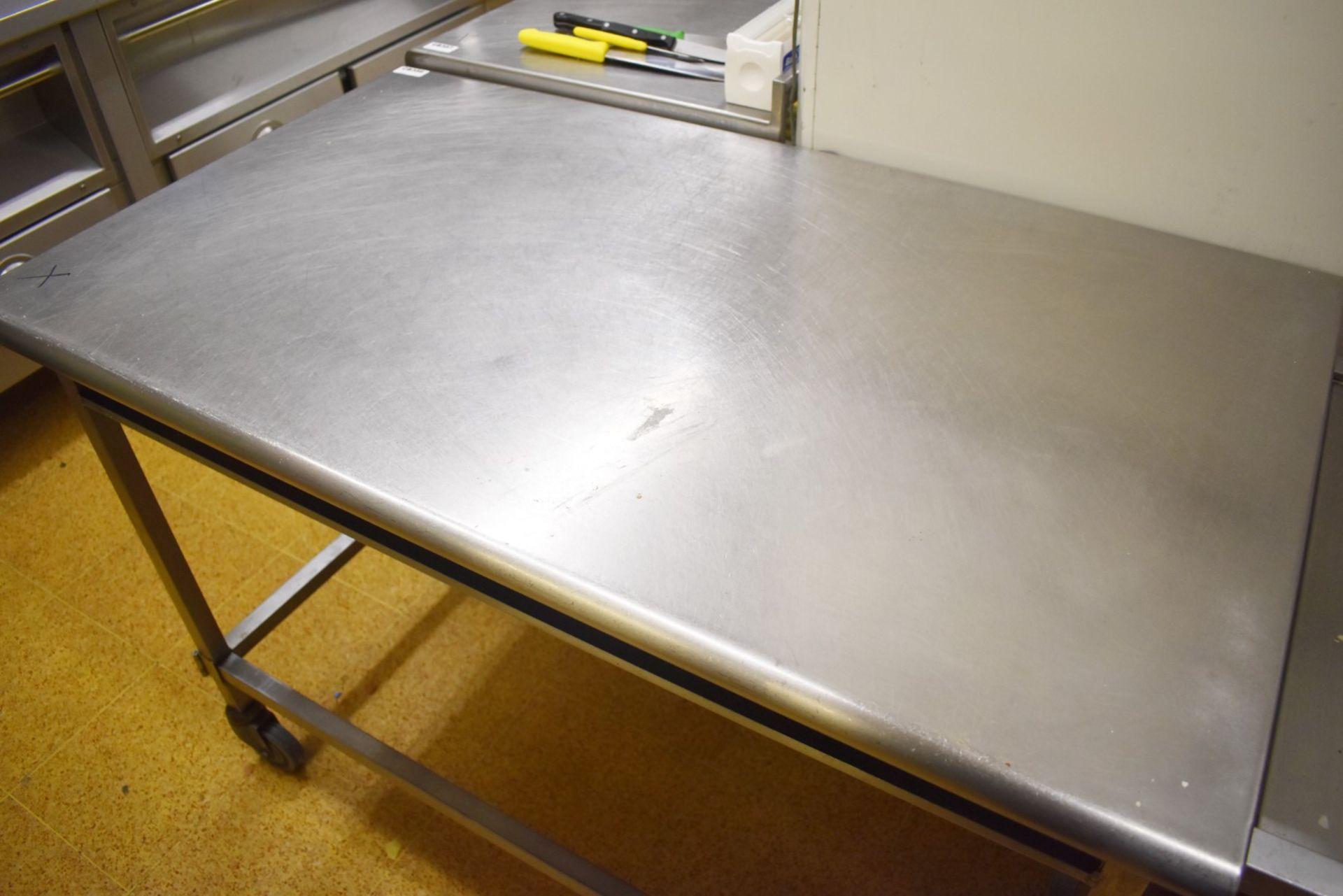 1 x Stainless Steel Mobile Prep Bench With Undershelf and Push/Pull Handle - H87 x W130 x D70 - Bild 2 aus 2