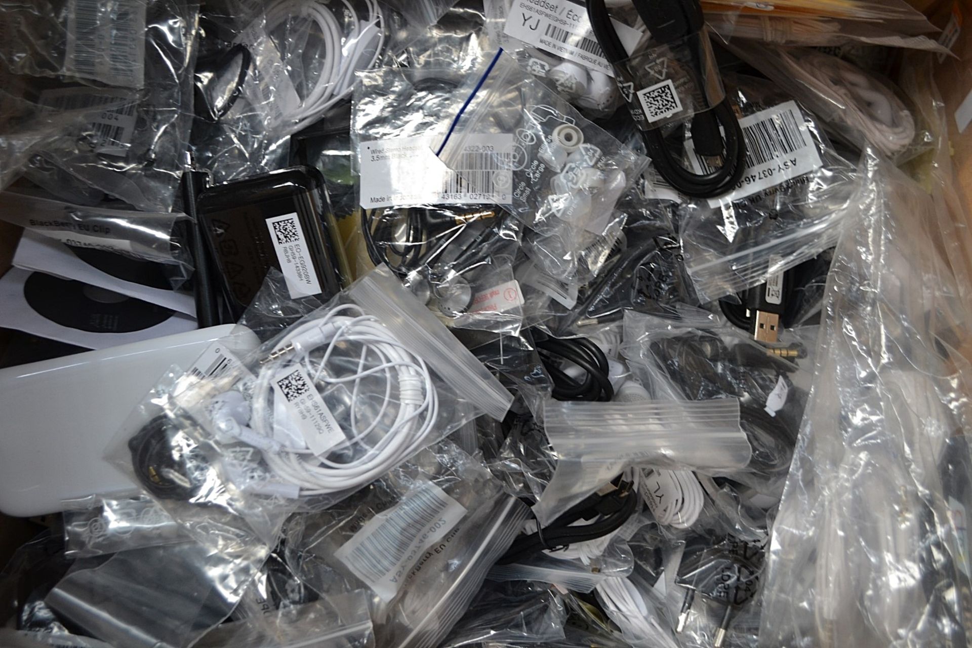 Approximately 50 Pairs Of Samsung Earphones - Ref: LD362 - CL409 - Altrincham WA14 - Image 4 of 7