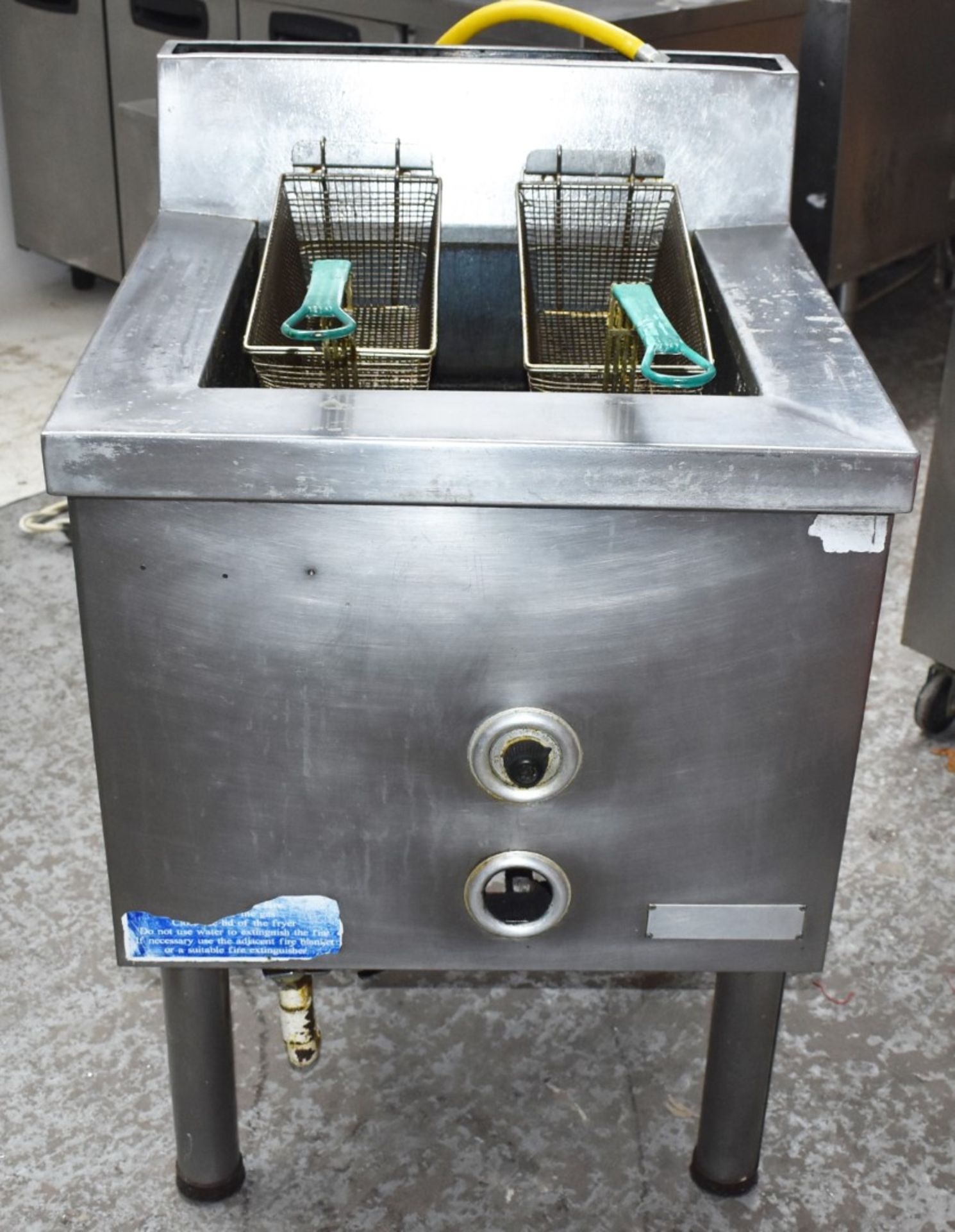 1 x Twin Basket Natural Gas Fryer With Stainless Steel Finish - H89 x W65.5 x D70 cms - CL459 - - Image 2 of 7