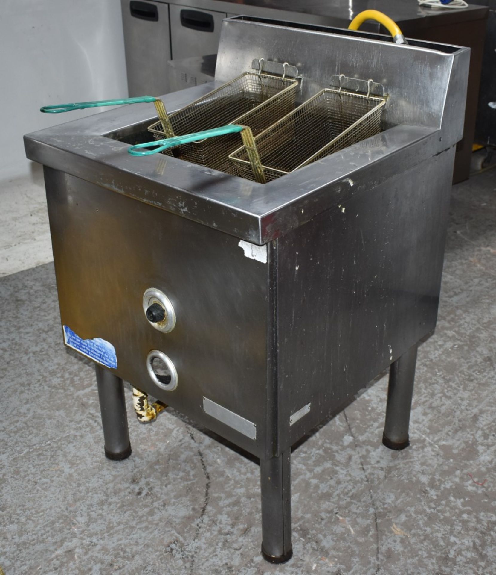 1 x Twin Basket Natural Gas Fryer With Stainless Steel Finish - H89 x W65.5 x D70 cms - CL459 - - Image 6 of 7