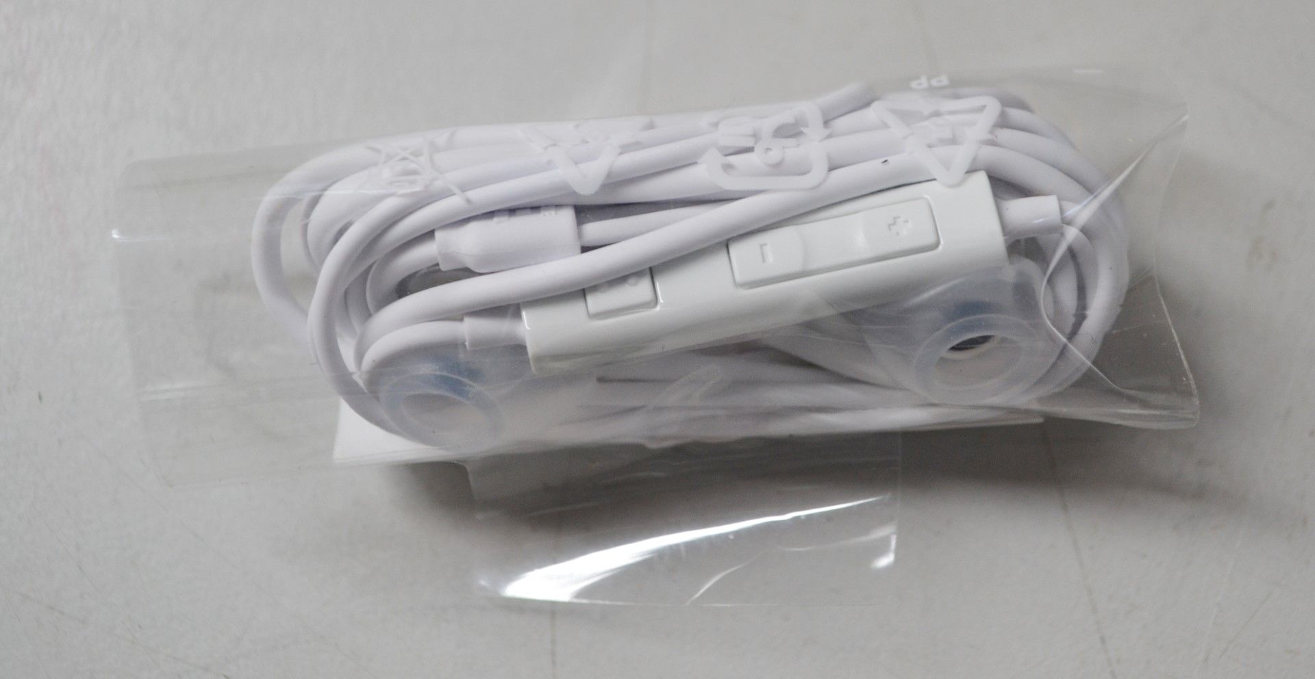 Approximately 50 Pairs Of Samsung Earphones - Ref: LD362 - CL409 - Altrincham WA14 - Image 5 of 7