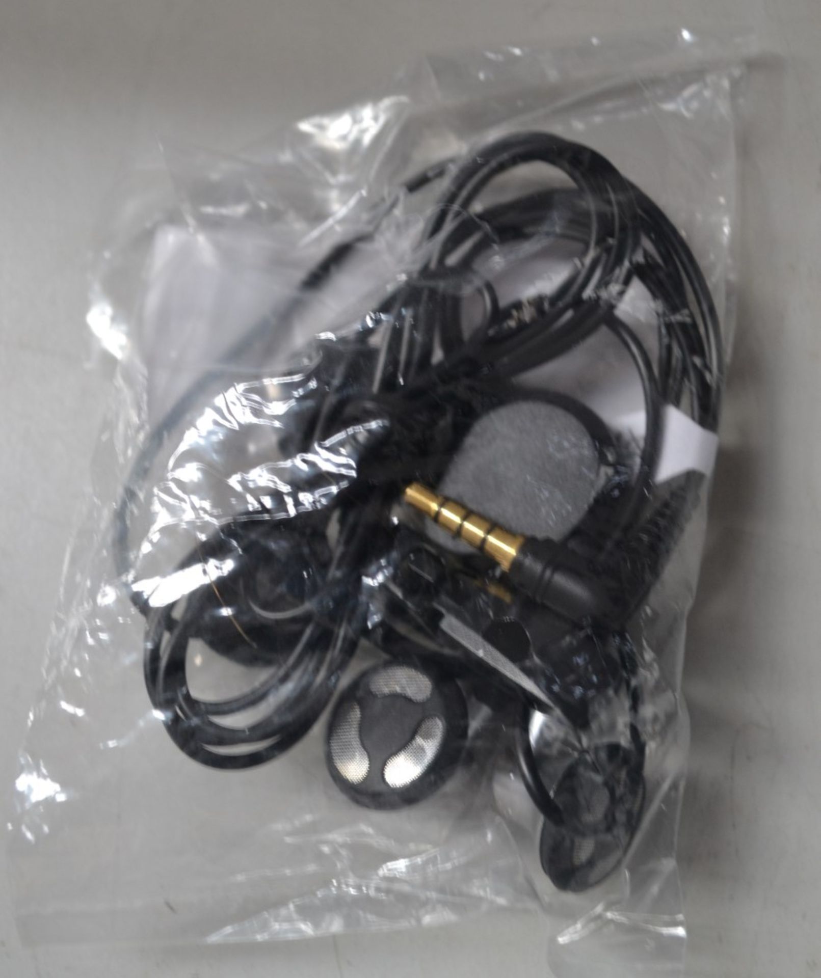 Approximately 50 Pairs Of Samsung Earphones - Ref: LD362 - CL409 - Altrincham WA14 - Image 3 of 7