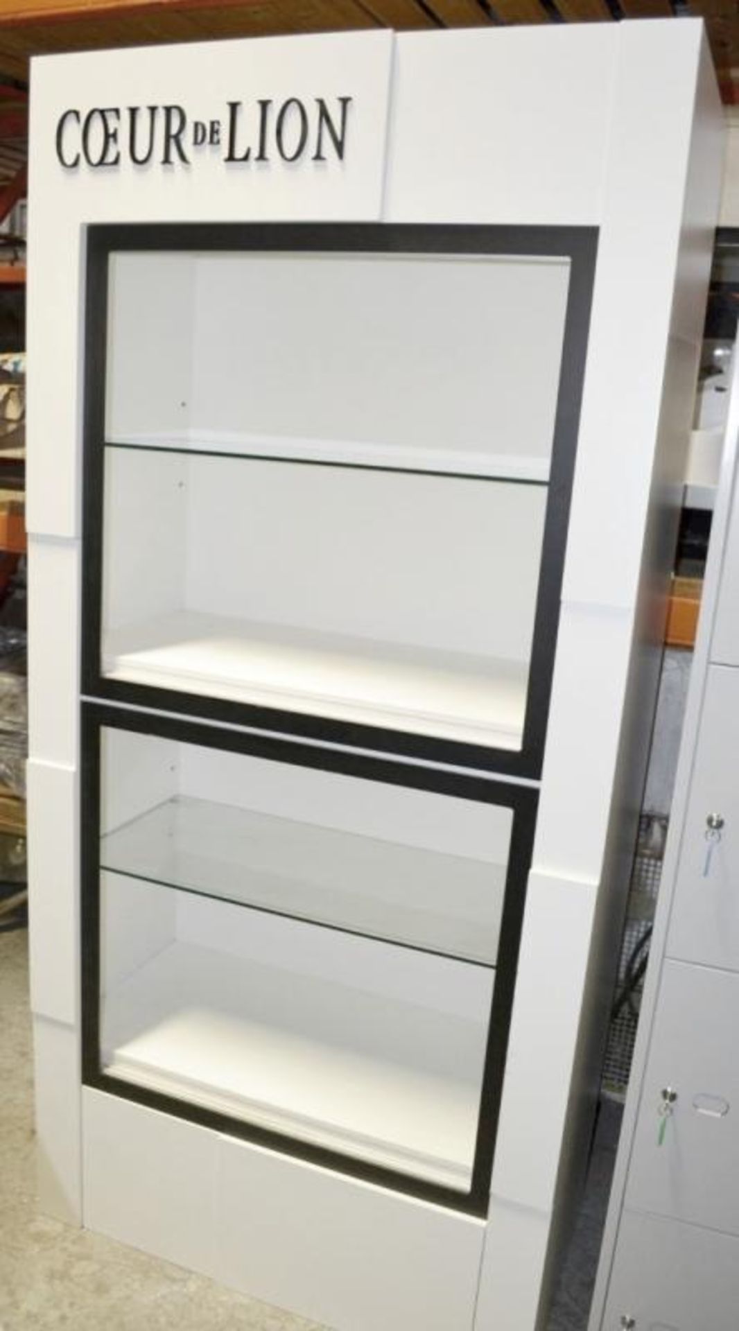 1 x "Coeur De Leon" Branded Tall Retail Shop Display In Ice White With 2 Glass Shelves - Ex-Display - Image 3 of 7