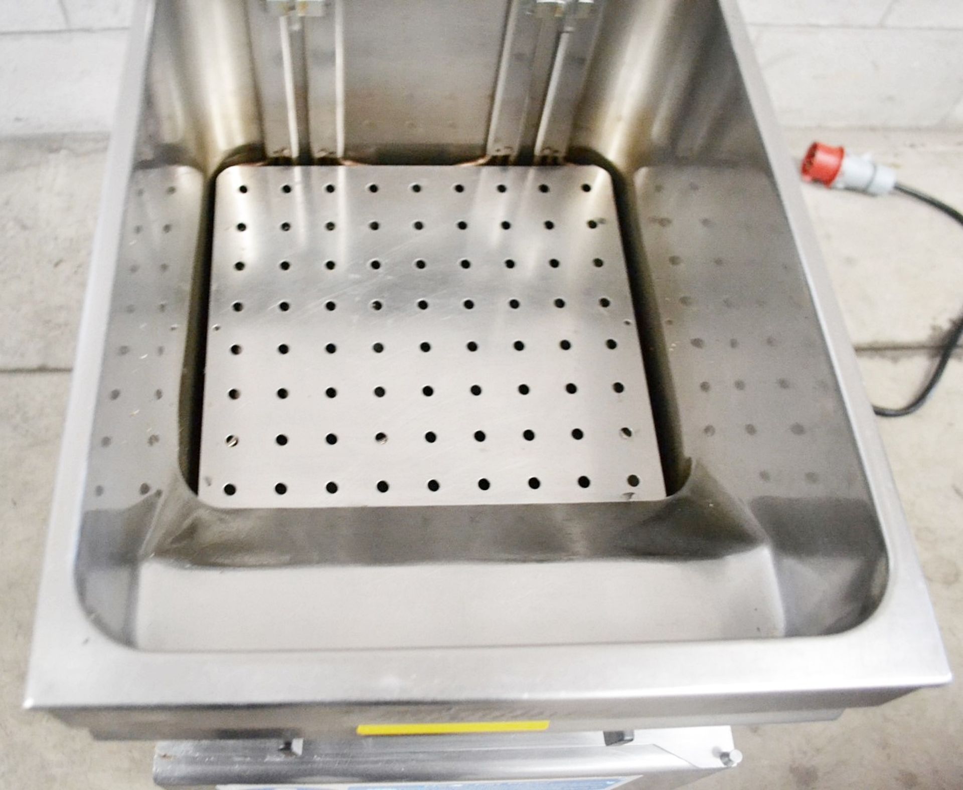 1 x Valentine Freestanding Twin Basket Fryer - Easy Clean Stainless Steel Finish - 15 Litre Capacity - Image 3 of 6