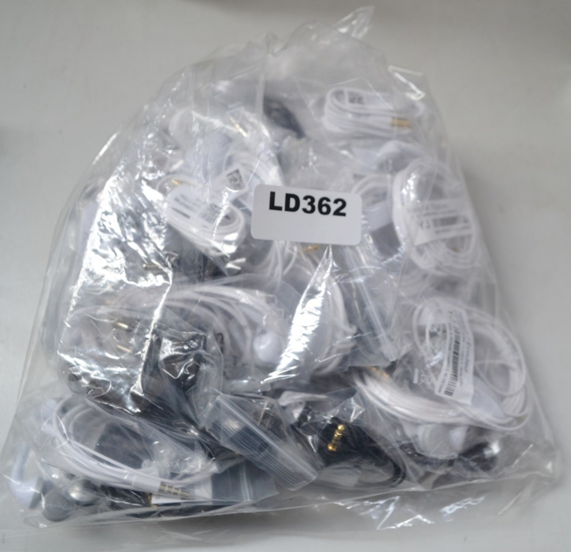 Approximately 50 Pairs Of Samsung Earphones - Ref: LD362 - CL409 - Altrincham WA14