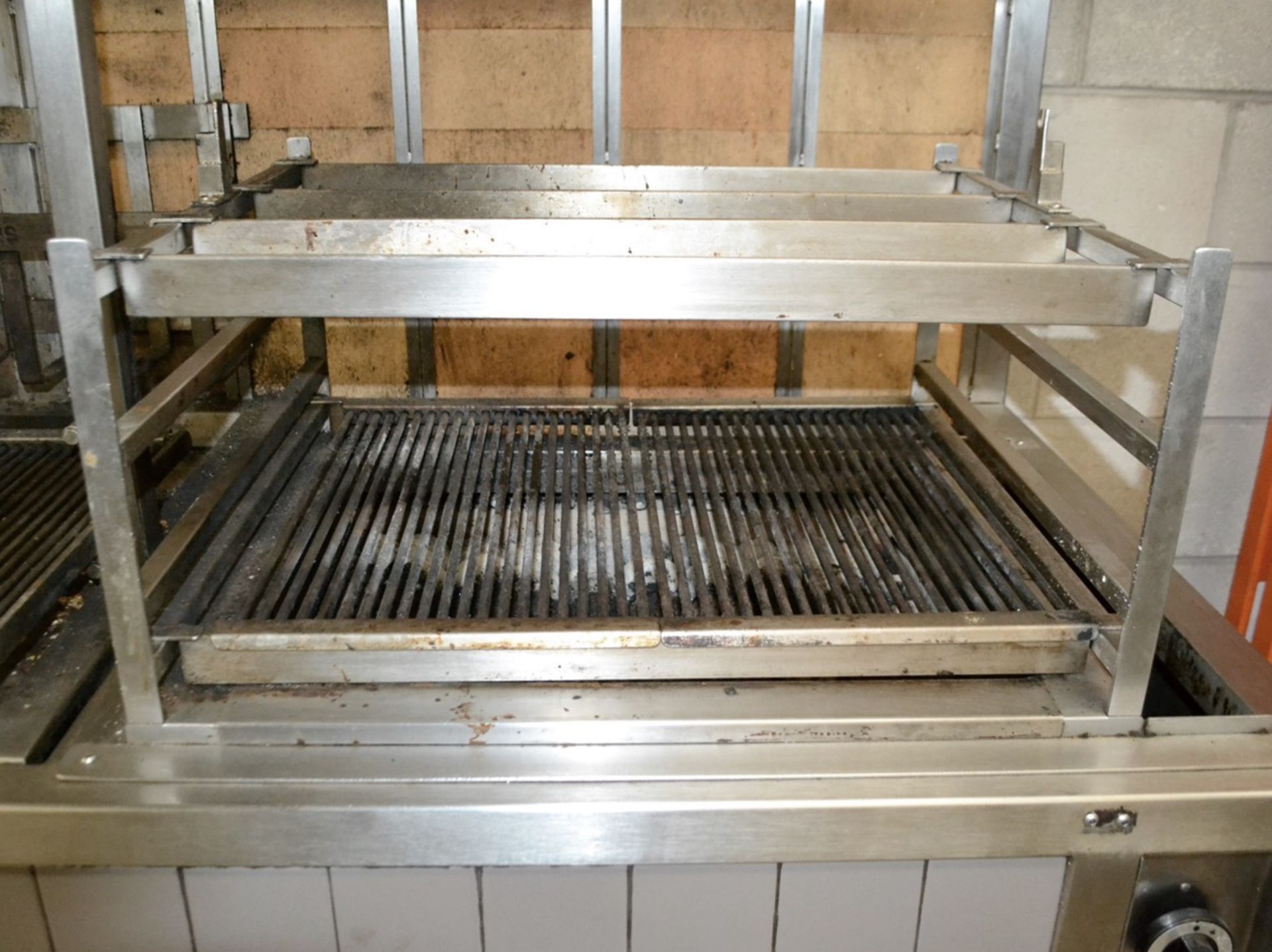 1 x 'Claygrill' Commercial Charcoal Grill With Hand Crank - Dimensions: W250 x D90 x H172cm - - Image 7 of 11