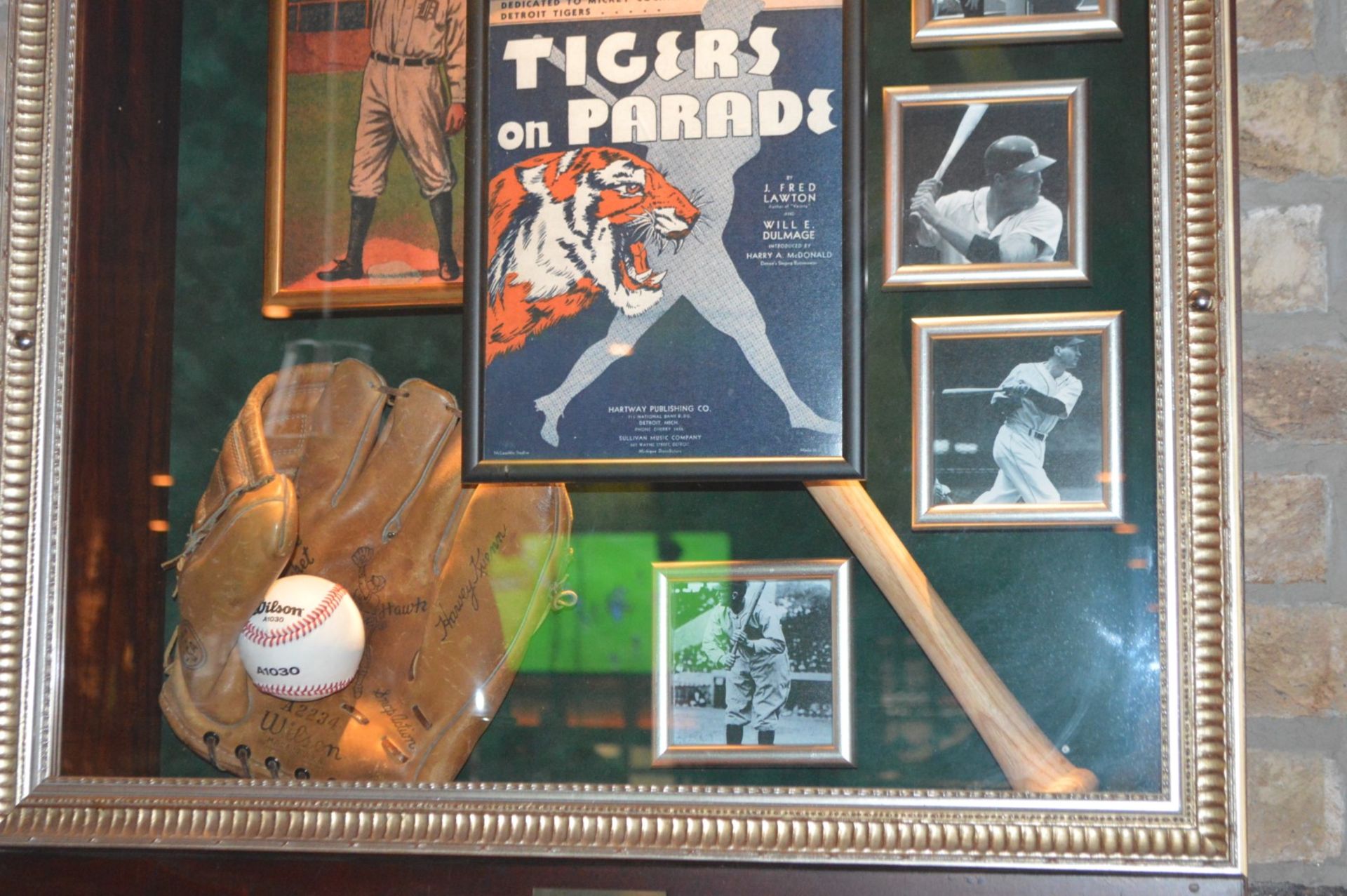 1 x Americana Wall Mounted Illuminated Display Case - DETROIT TIGERS BASEBALL - Includes Various - Image 3 of 5