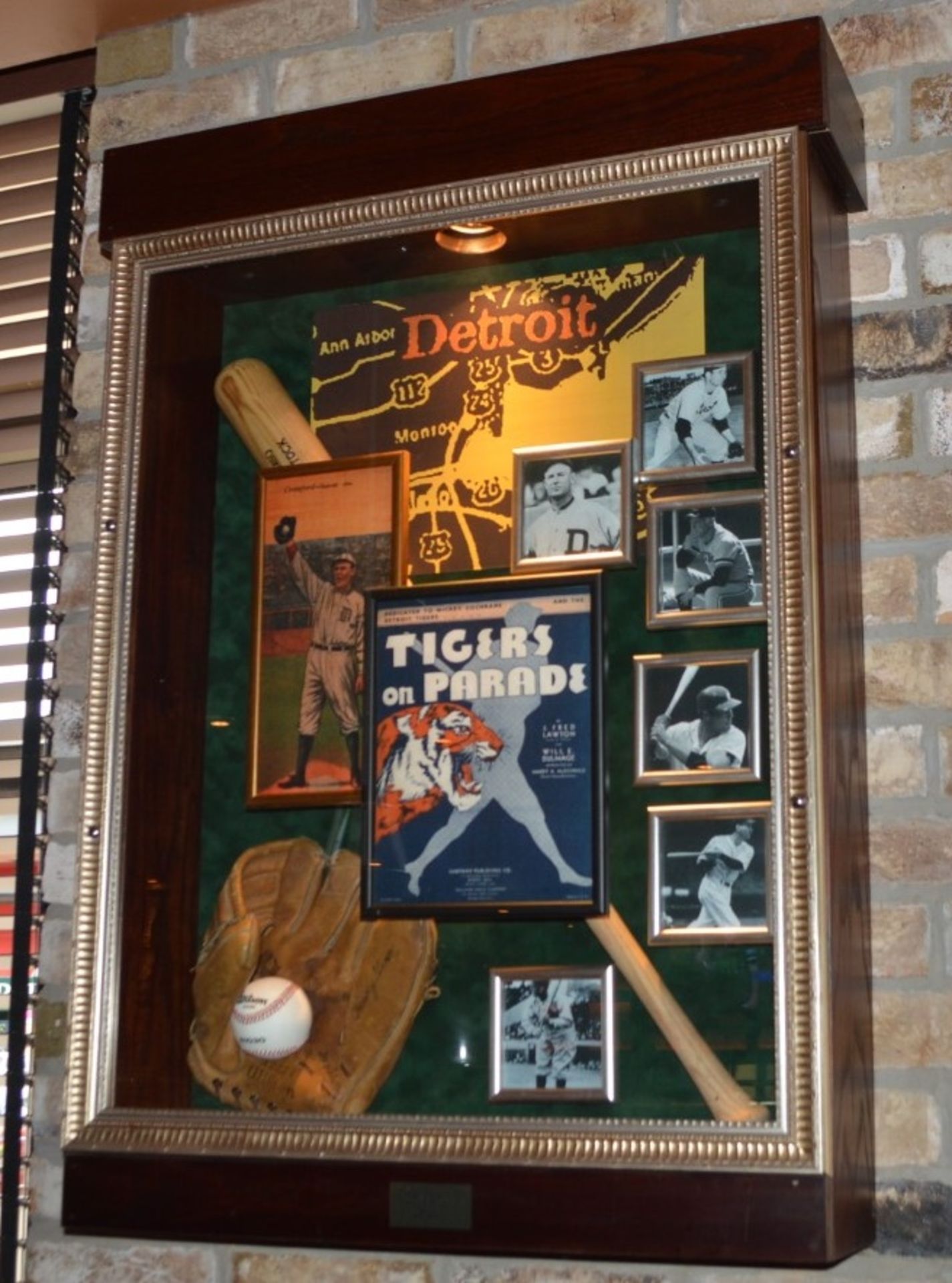 1 x Americana Wall Mounted Illuminated Display Case - DETROIT TIGERS BASEBALL - Includes Various - Image 4 of 5