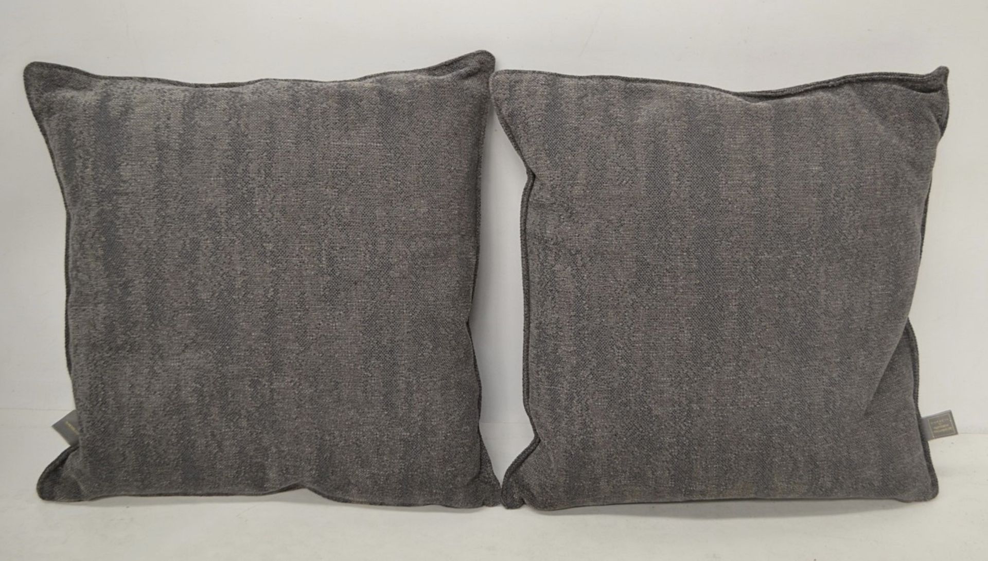 A Pair Of Duresta Esta Small Scatter Cushions - Fabric M2 - Ref: 5863261 P2/19 - CL087 - Location: A