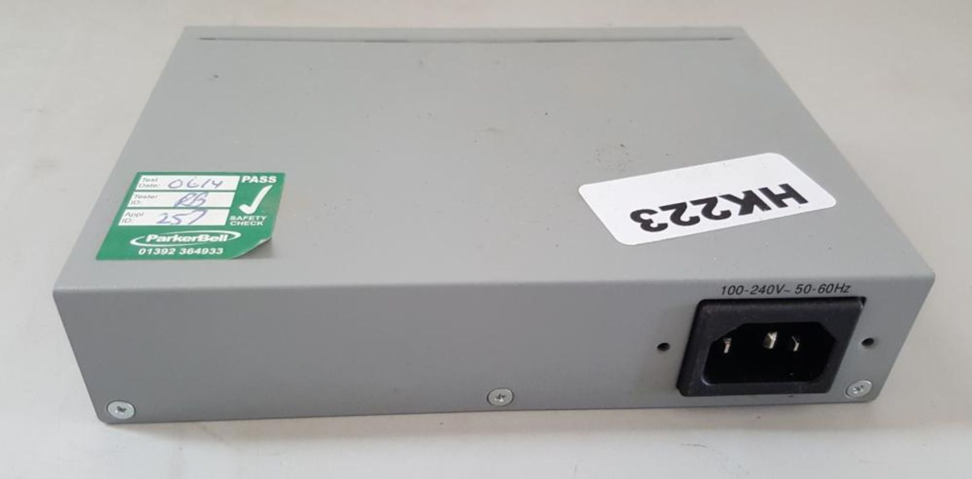 1 x Allied Telesis AT FS705L 5 Port Switch - Ref HK223 AA2 - CL394 - Location: Altrincham WA14<br / - Image 4 of 4