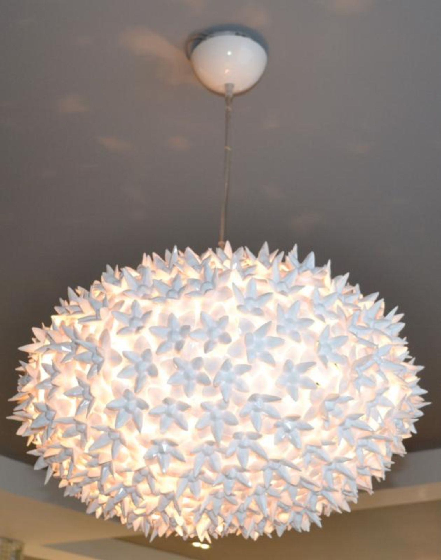 2 x White Pendant Lights With Floral Shapes Finished In White - CL439 - Location: Ilkey LS29 - Used