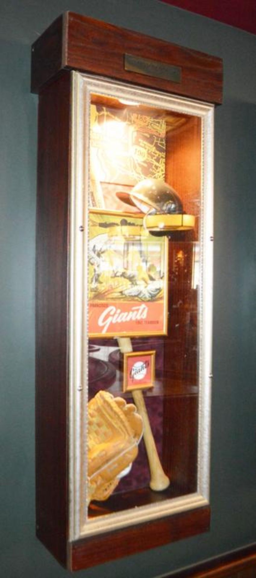 1 x Americana Wall Mounted Illuminated Display Case - SAN FRANCISCO GIANTS BASEBALL - Includes