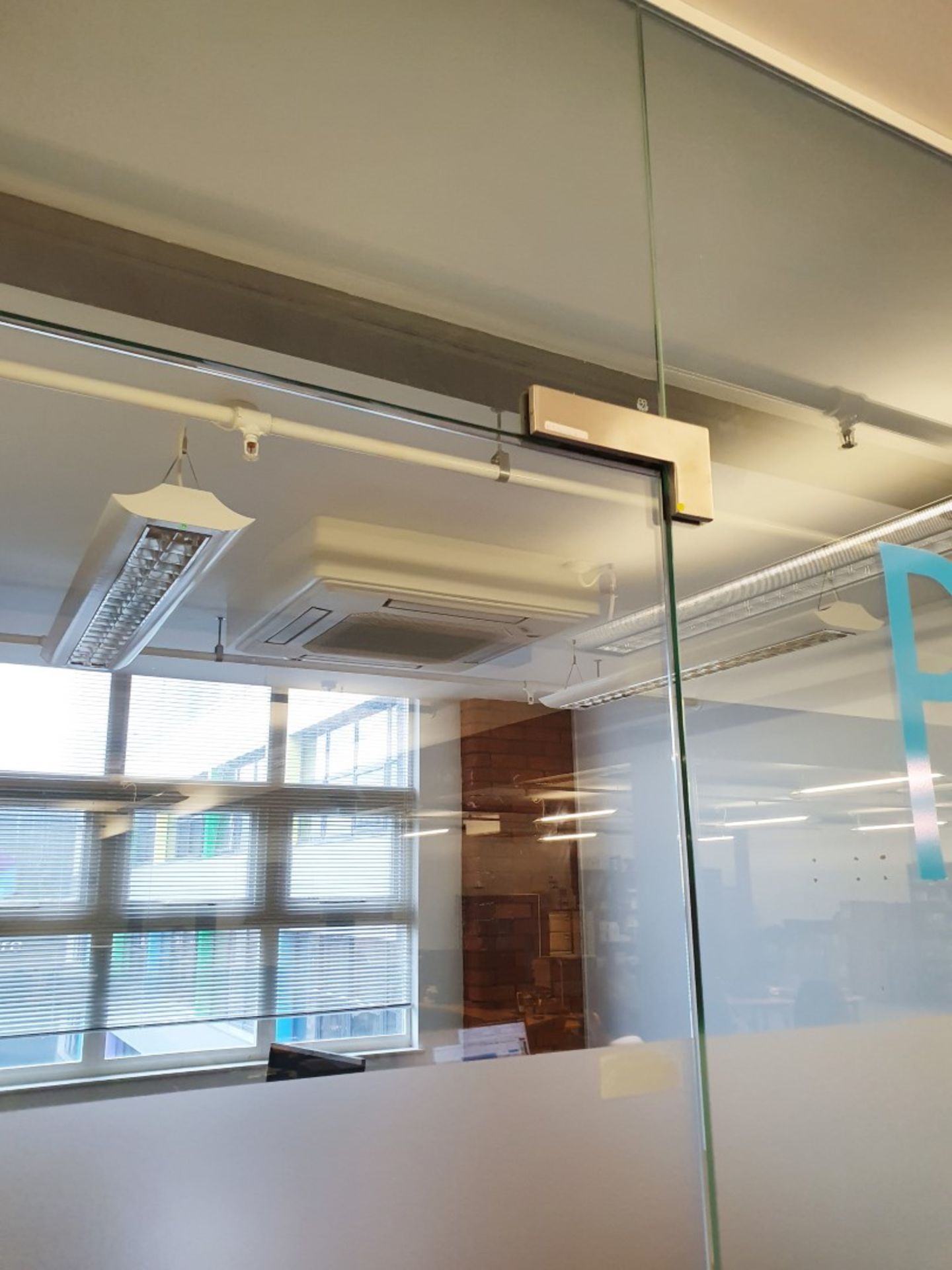 Lot of Office Glass Partition Panels - CL467 - Location: Manchester M12 - Image 9 of 11