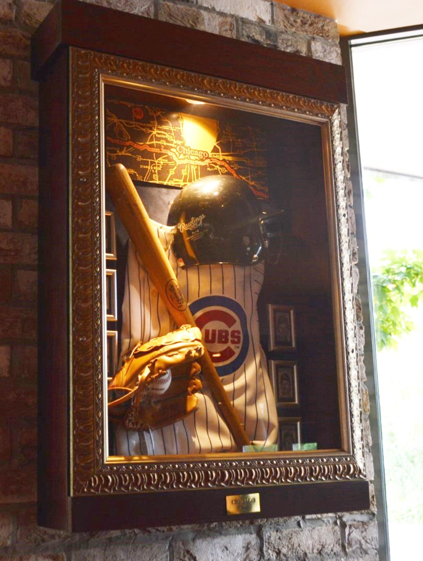1 x Americana Wall Mounted Illuminated Display Case - CHICAGO CUBS BASEBALL - Includes Various - Image 4 of 7
