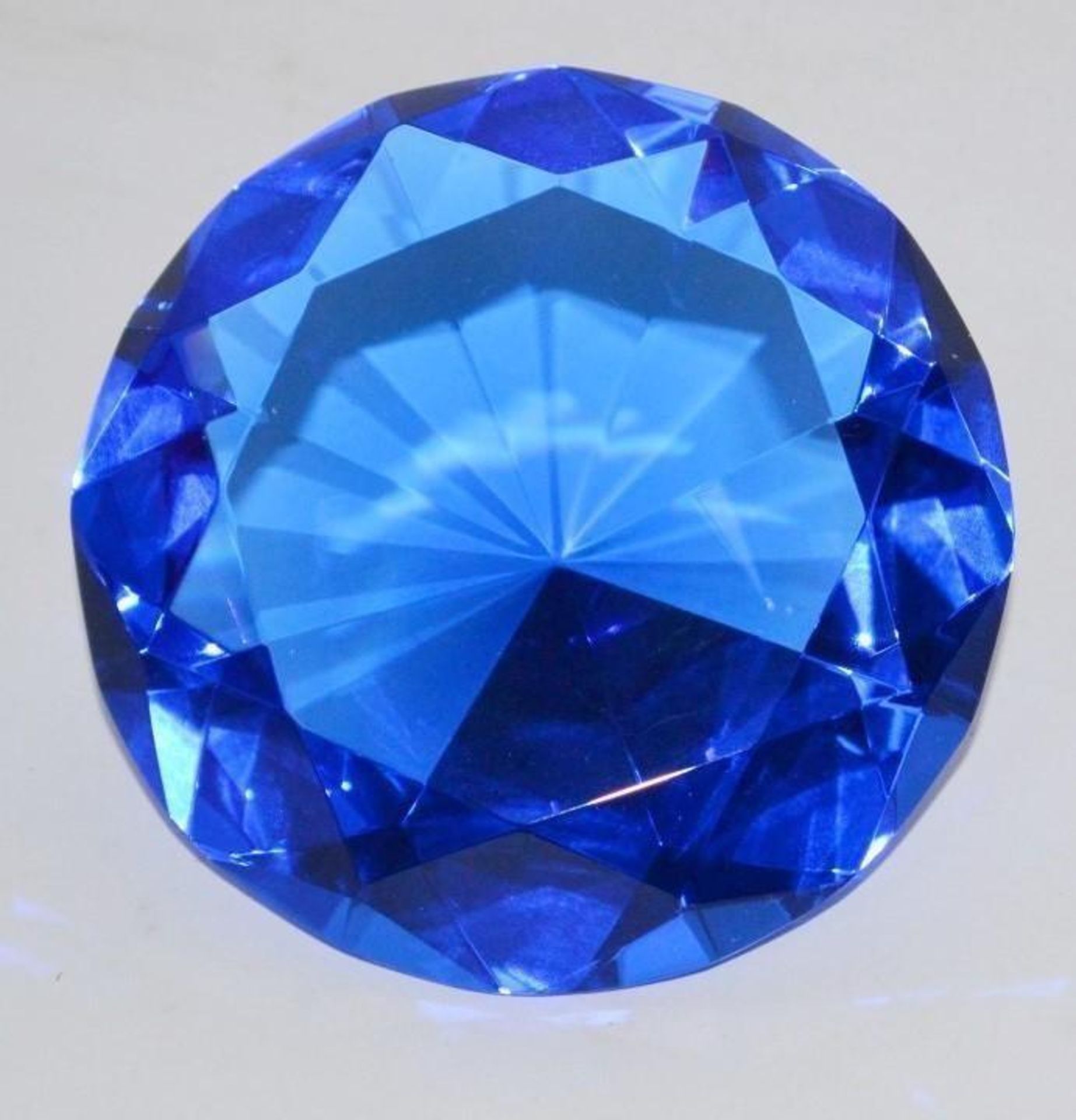 5 x ICE London Diamond Shaped Crystal Paperweights - Colour: Blue - 100mm In Diameter - New & Boxed - Image 4 of 5